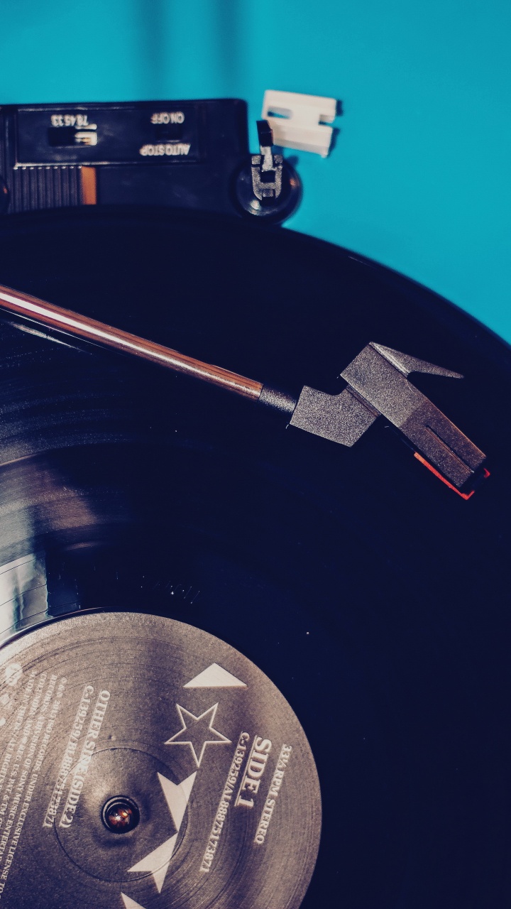 Обои постер, капюшон, грампластинка, материальное свойство, автомобильные шины в разрешении 720x1280