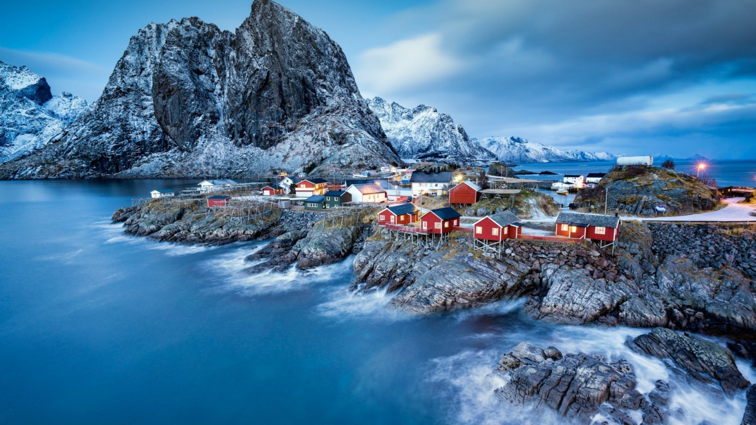 Обои фьорд, гора, побережье, горный хребет, достопримечательность в разрешении 2560x1440