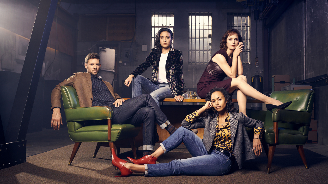 Обои улица правовые ПГС 2019, Стив Ланд, сидящий, Ивонн Чапман, канадская вещательная корпорация в разрешении 1366x768