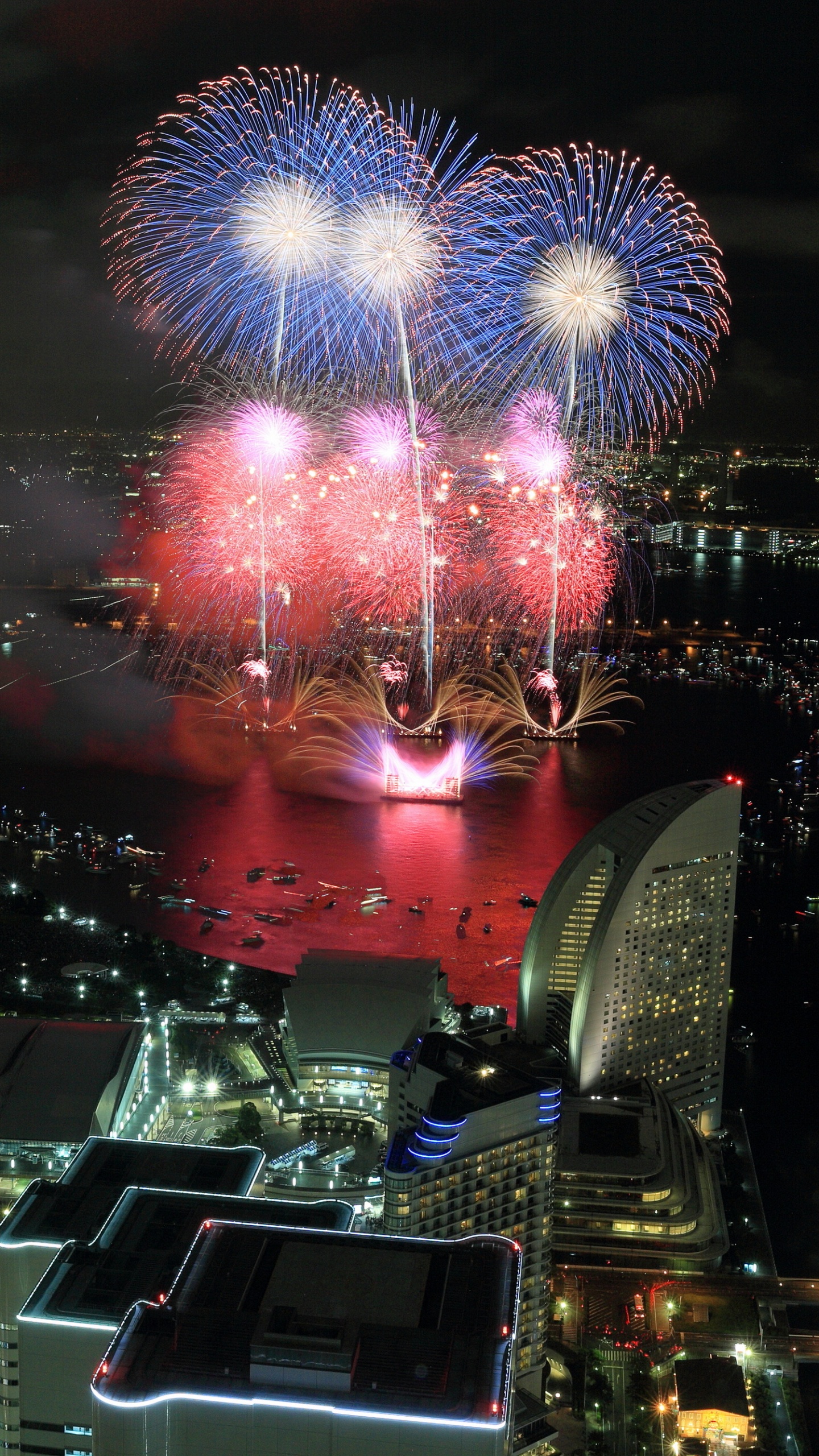 Обои салют, городской пейзаж, ночь, город, достопримечательность в разрешении 1440x2560