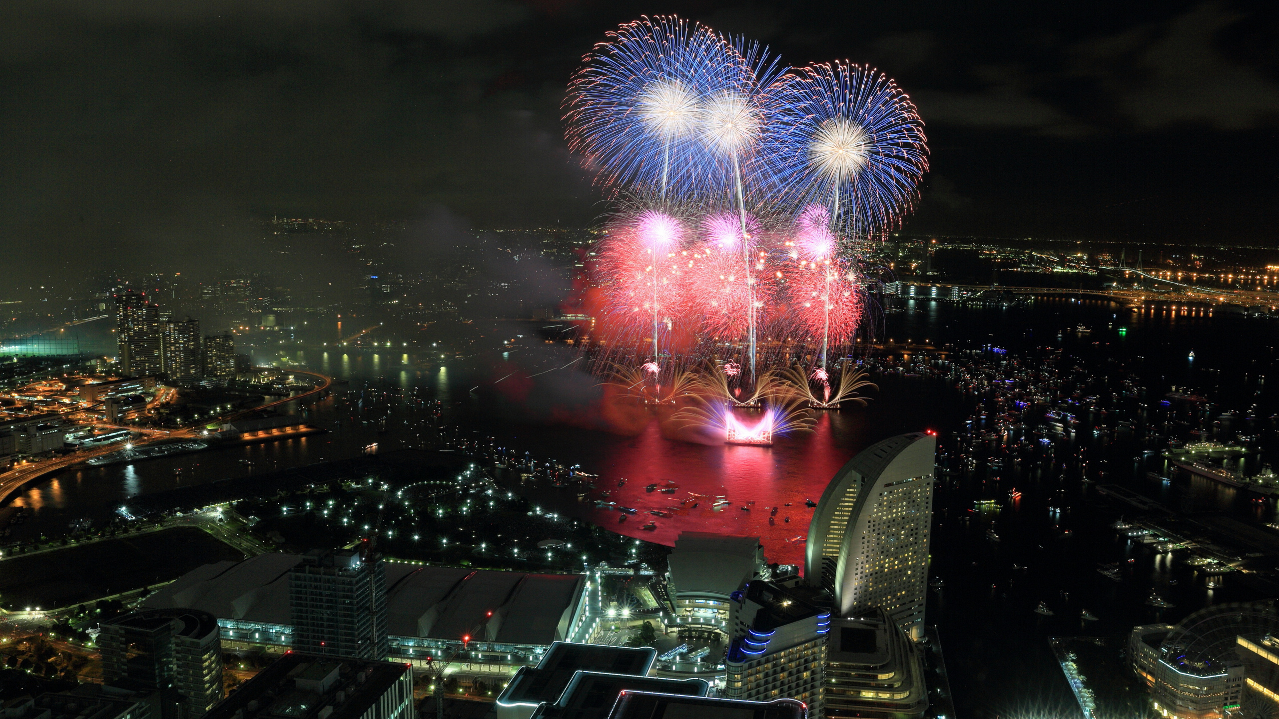 Обои салют, городской пейзаж, ночь, город, достопримечательность в разрешении 2560x1440