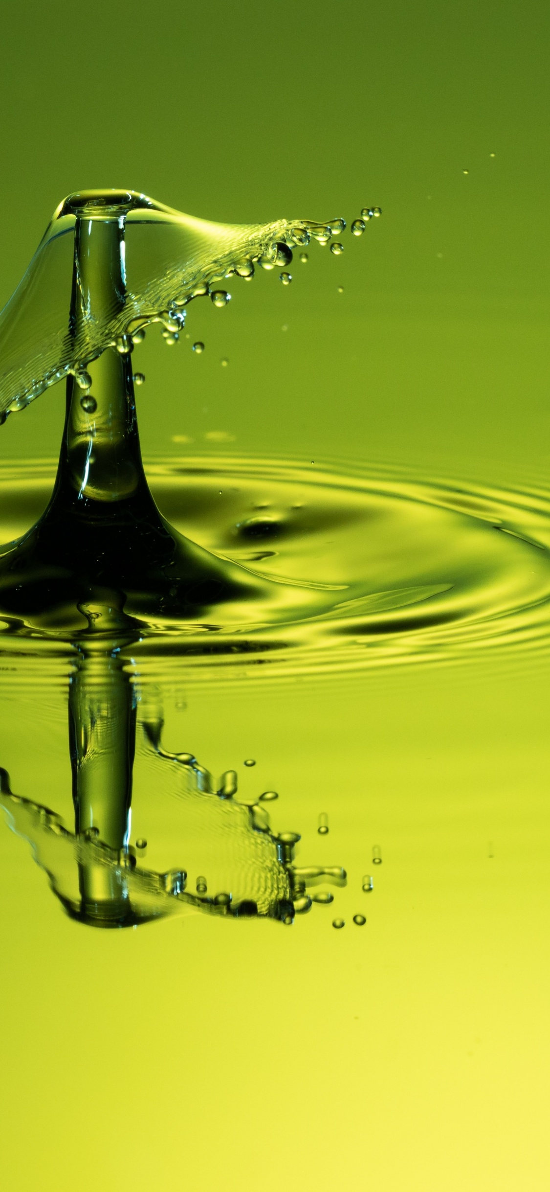 Обои вода, гидроресурсы, зеленый, падение, желтый в разрешении 1125x2436
