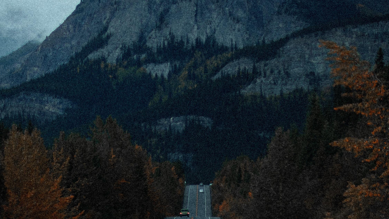 Обои нагорье, гора, облако, легковые автомобили, растение в разрешении 1366x768