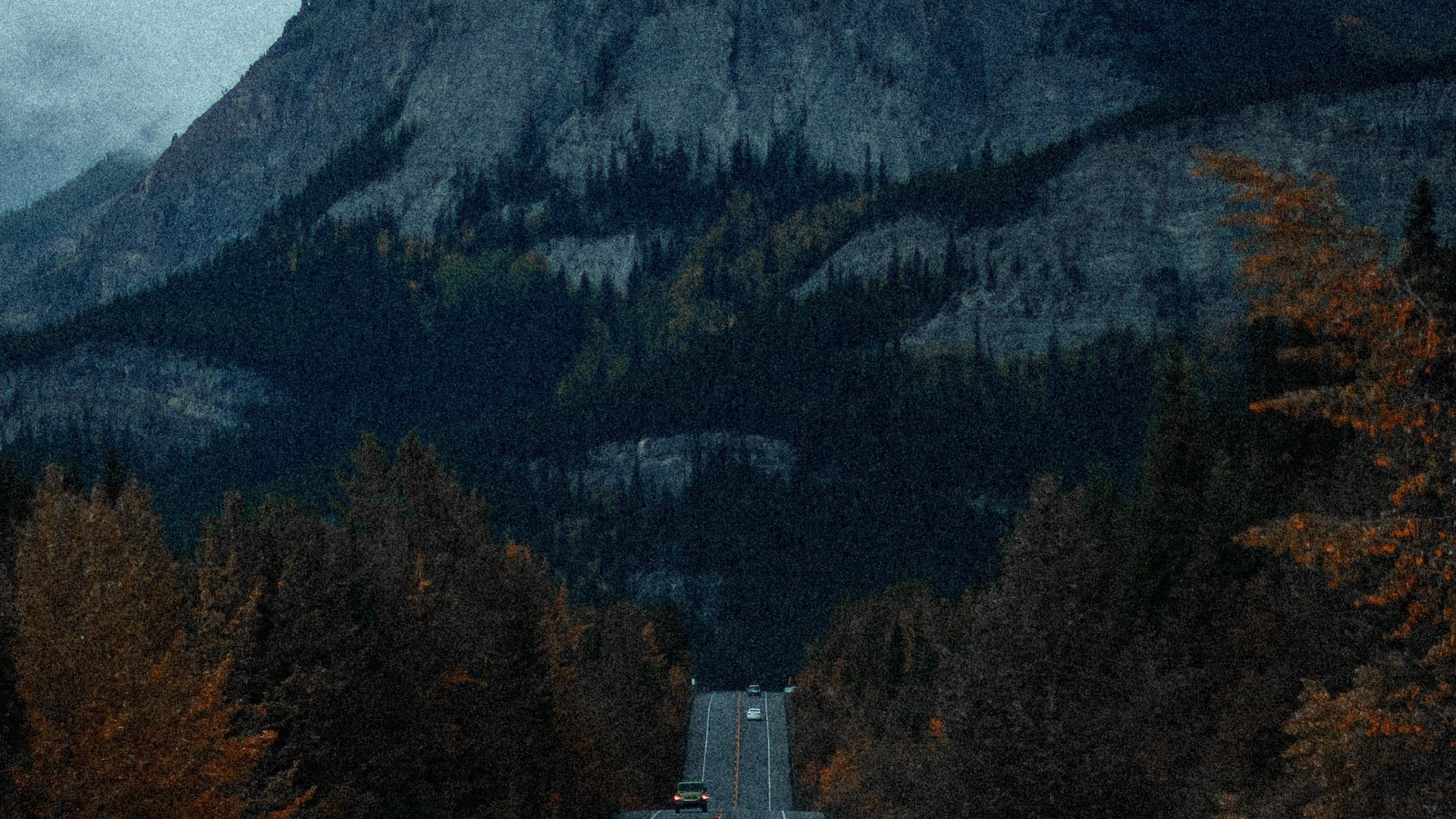 Обои нагорье, гора, облако, легковые автомобили, растение в разрешении 1920x1080