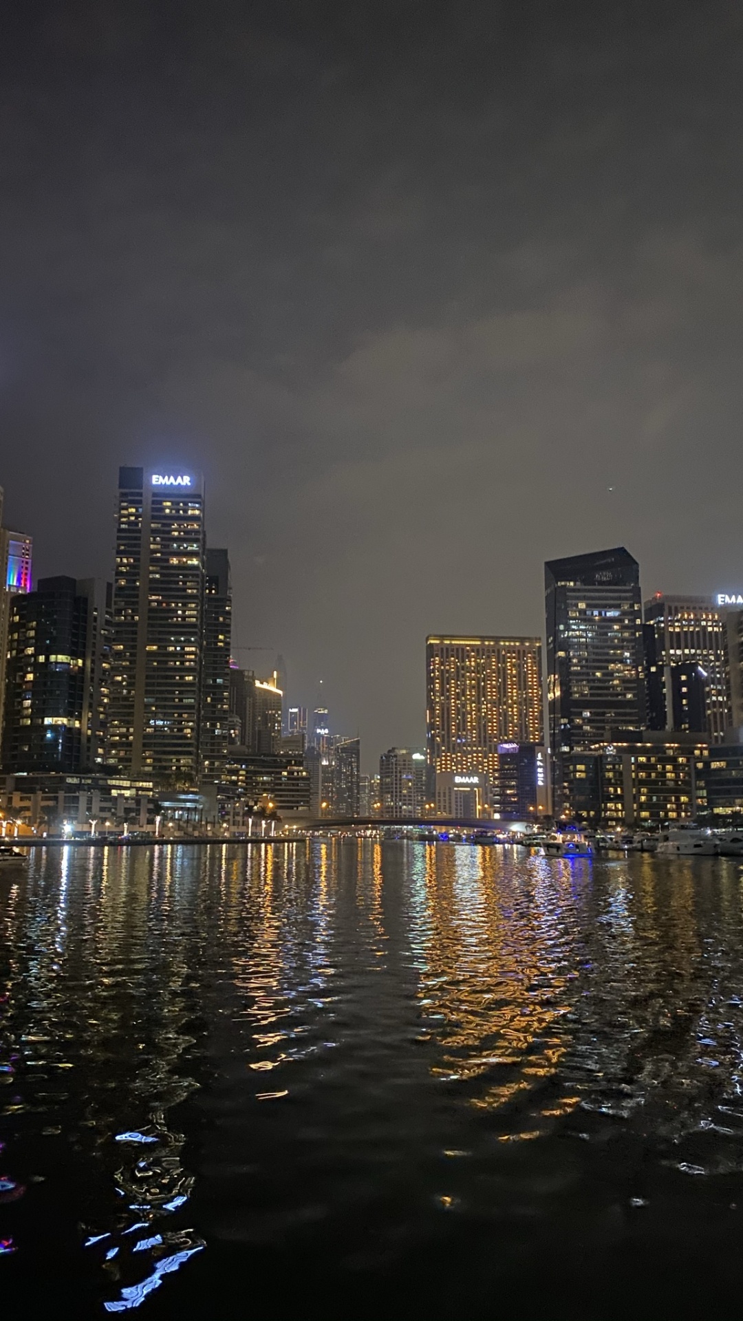 Обои Дубай, городской пейзаж, башня, ночь, отражение в разрешении 1080x1920