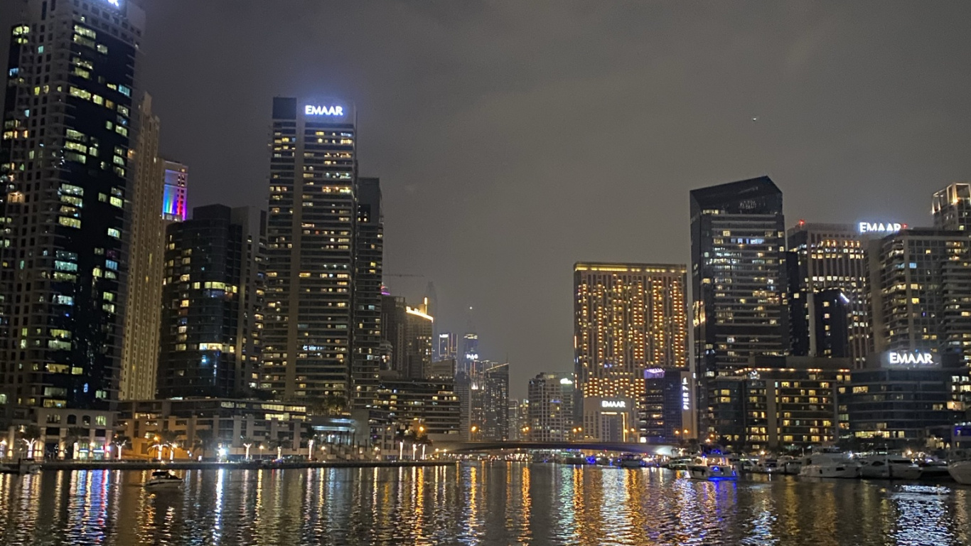 Обои Дубай, городской пейзаж, башня, ночь, отражение в разрешении 1366x768