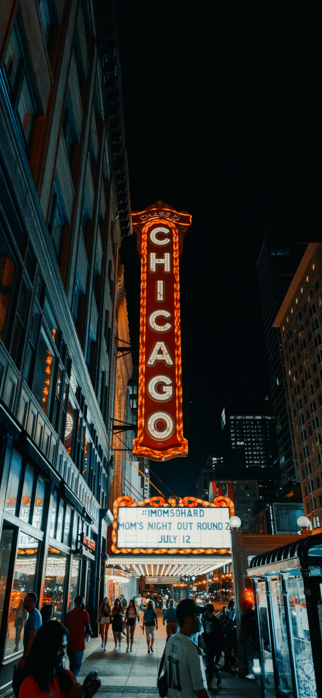 Обои цыпленок, кинорежиссер, здание, небоскреб, окно в разрешении 1125x2436