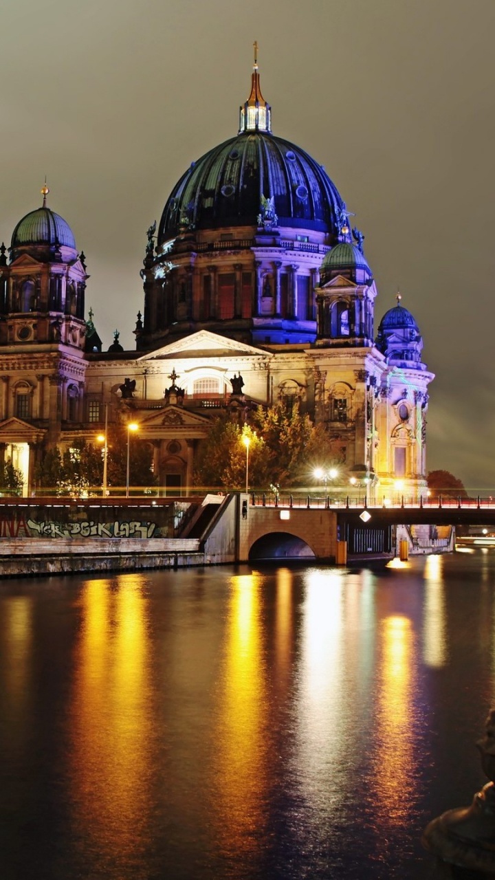 Обои ориентир, ночь, город, отражение, городской пейзаж в разрешении 720x1280