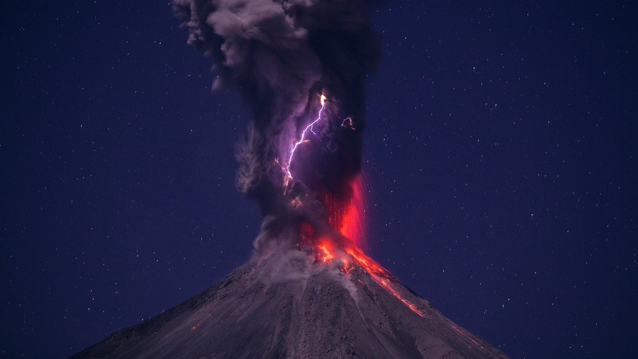 Обои вулкан, типы вулканических извержений, купол лавы, стратовулкан, вулканического рельефа в разрешении 2560x1440