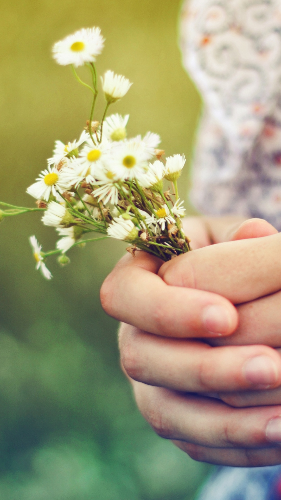 Обои цветочный букет, палец, ноготь, весна, флористики в разрешении 1080x1920