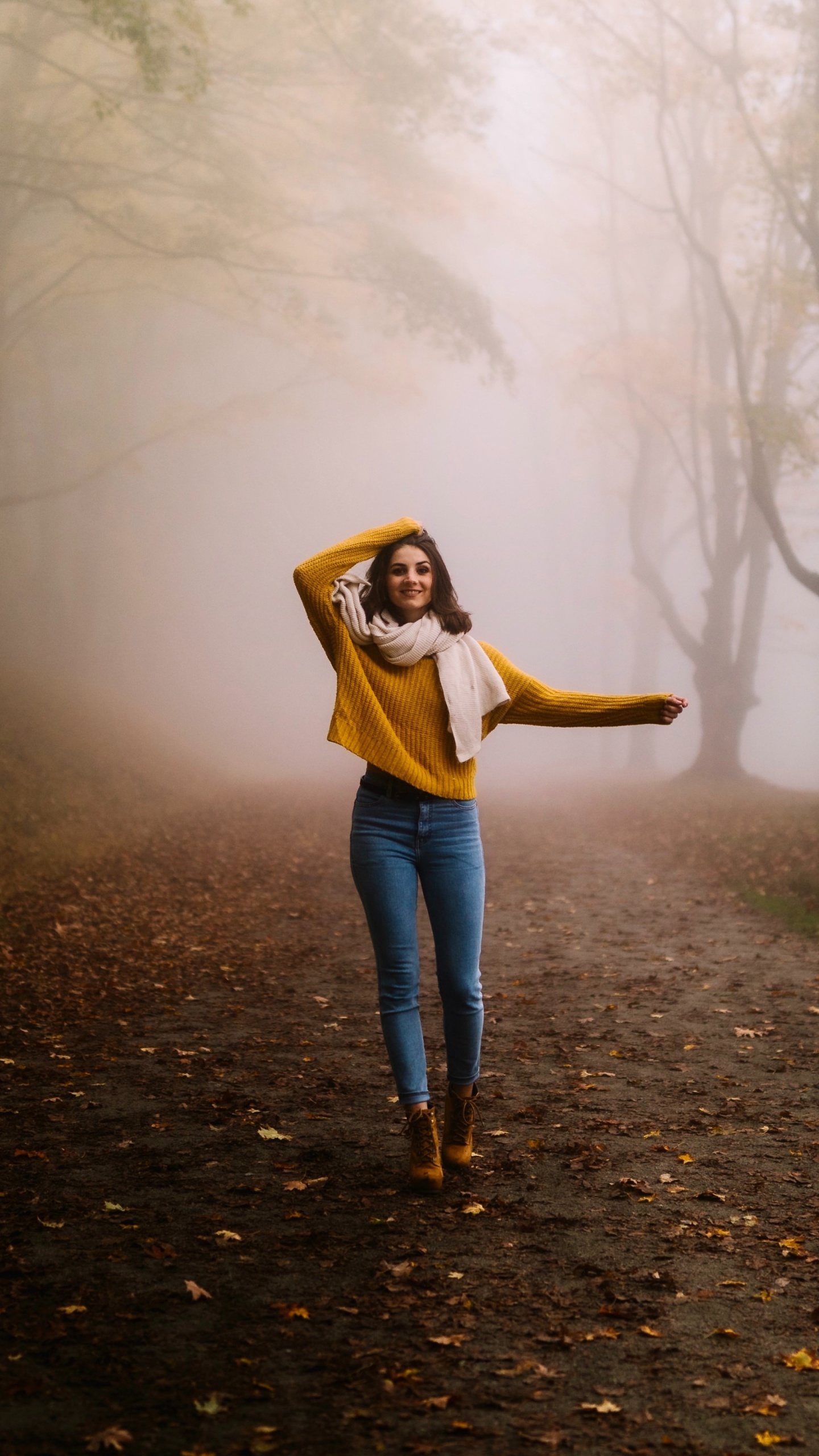 Обои дорожный туман, растение, атмосфера, Люди в природе, природный ландшафт в разрешении 1440x2560