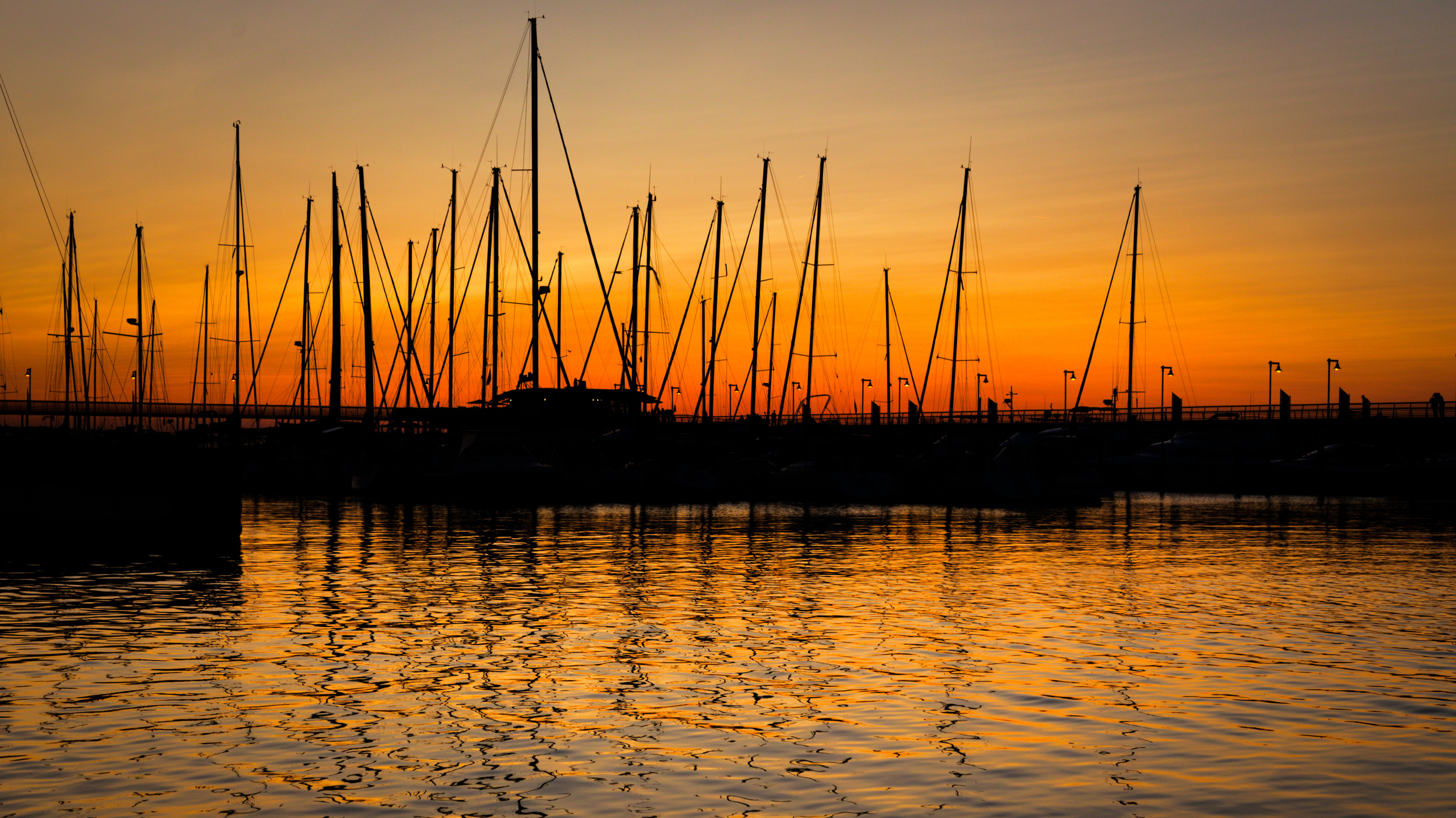 Обои отражение, вода, природа, закат, горизонт в разрешении 2560x1440