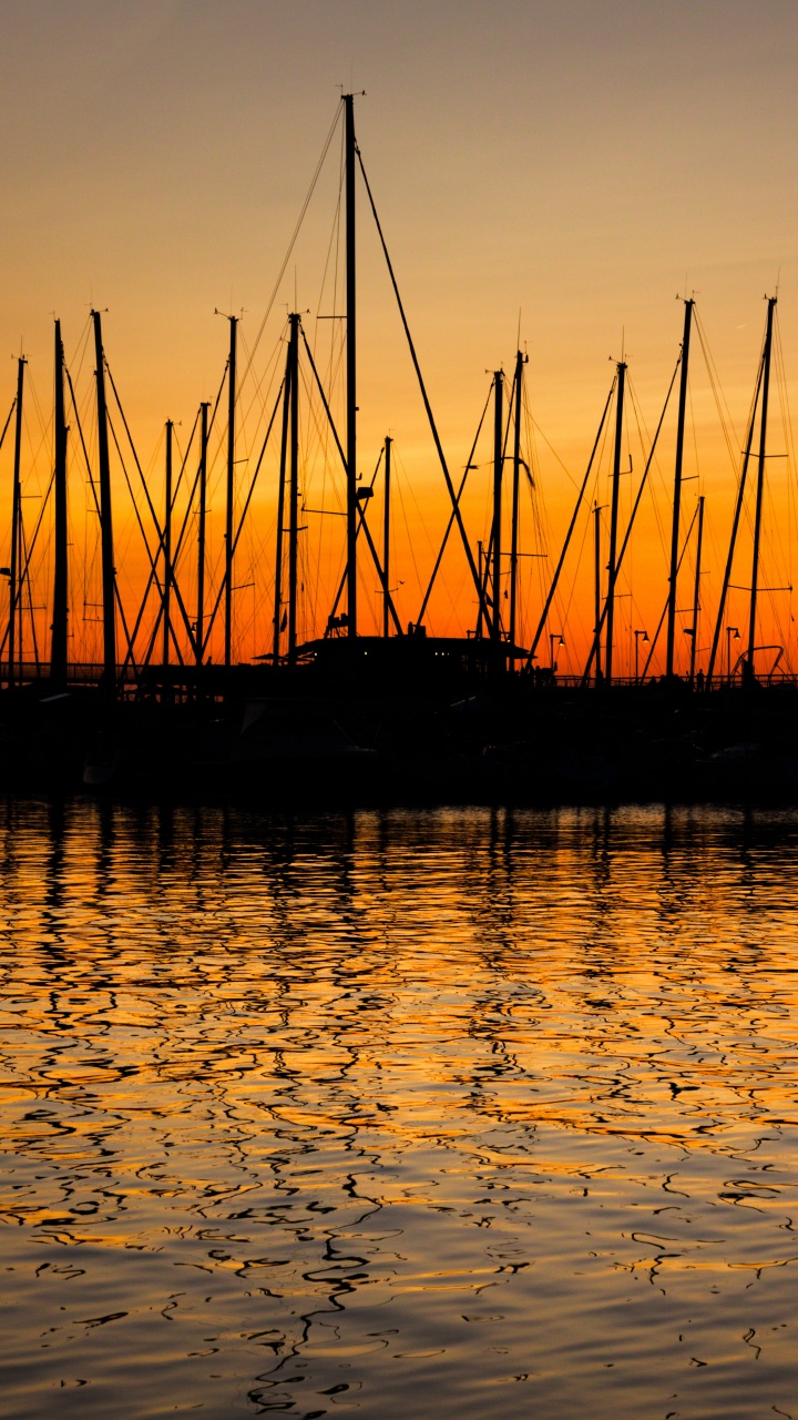 Обои отражение, вода, природа, закат, горизонт в разрешении 720x1280