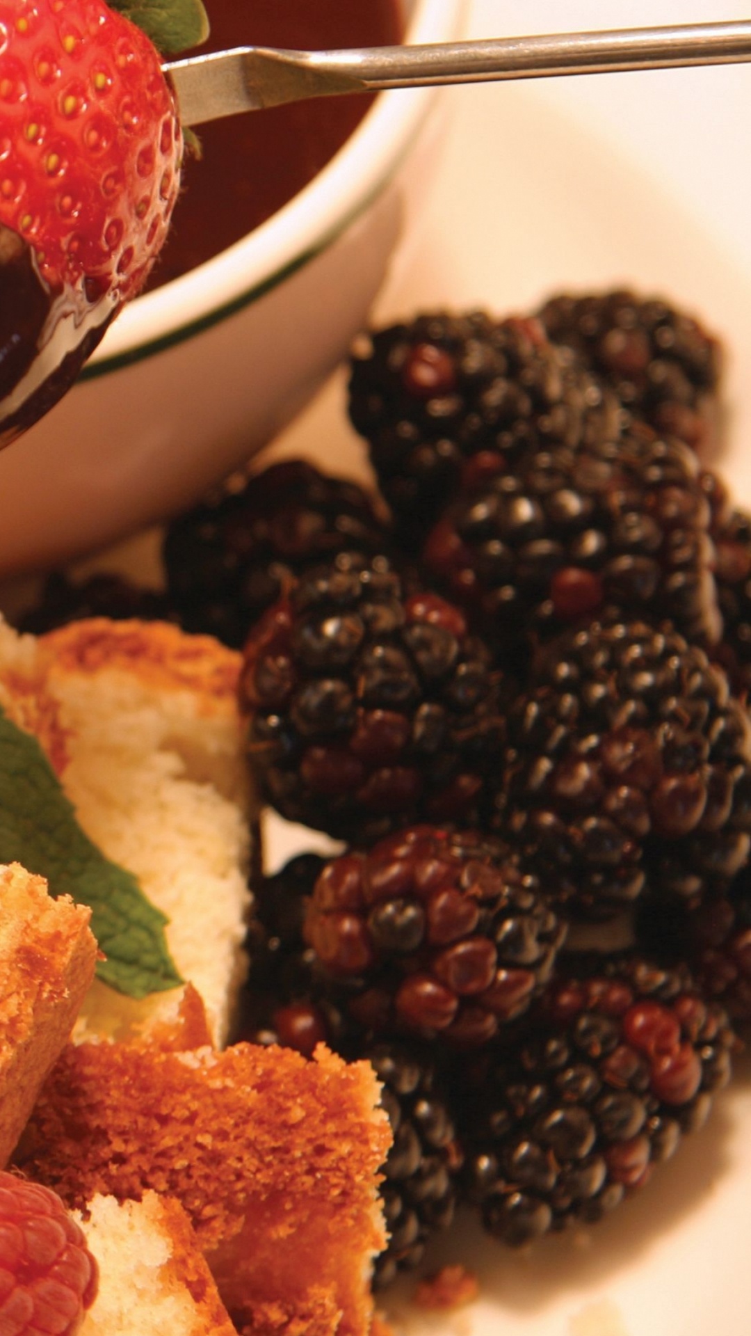 Обои шоколад, пища, природные продукты, фрукты, клубника в разрешении 1080x1920