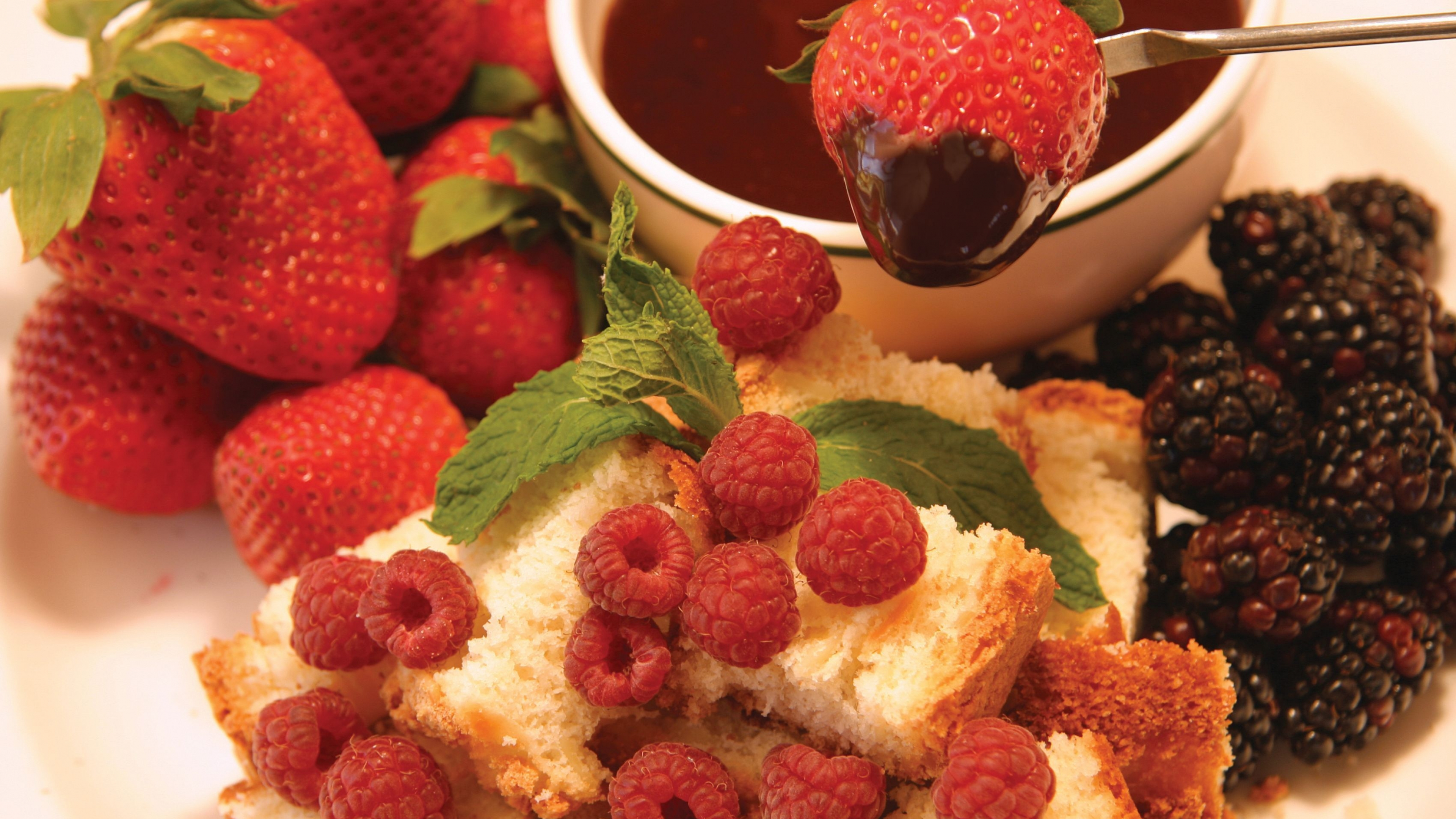 Обои шоколад, пища, природные продукты, фрукты, клубника в разрешении 3840x2160