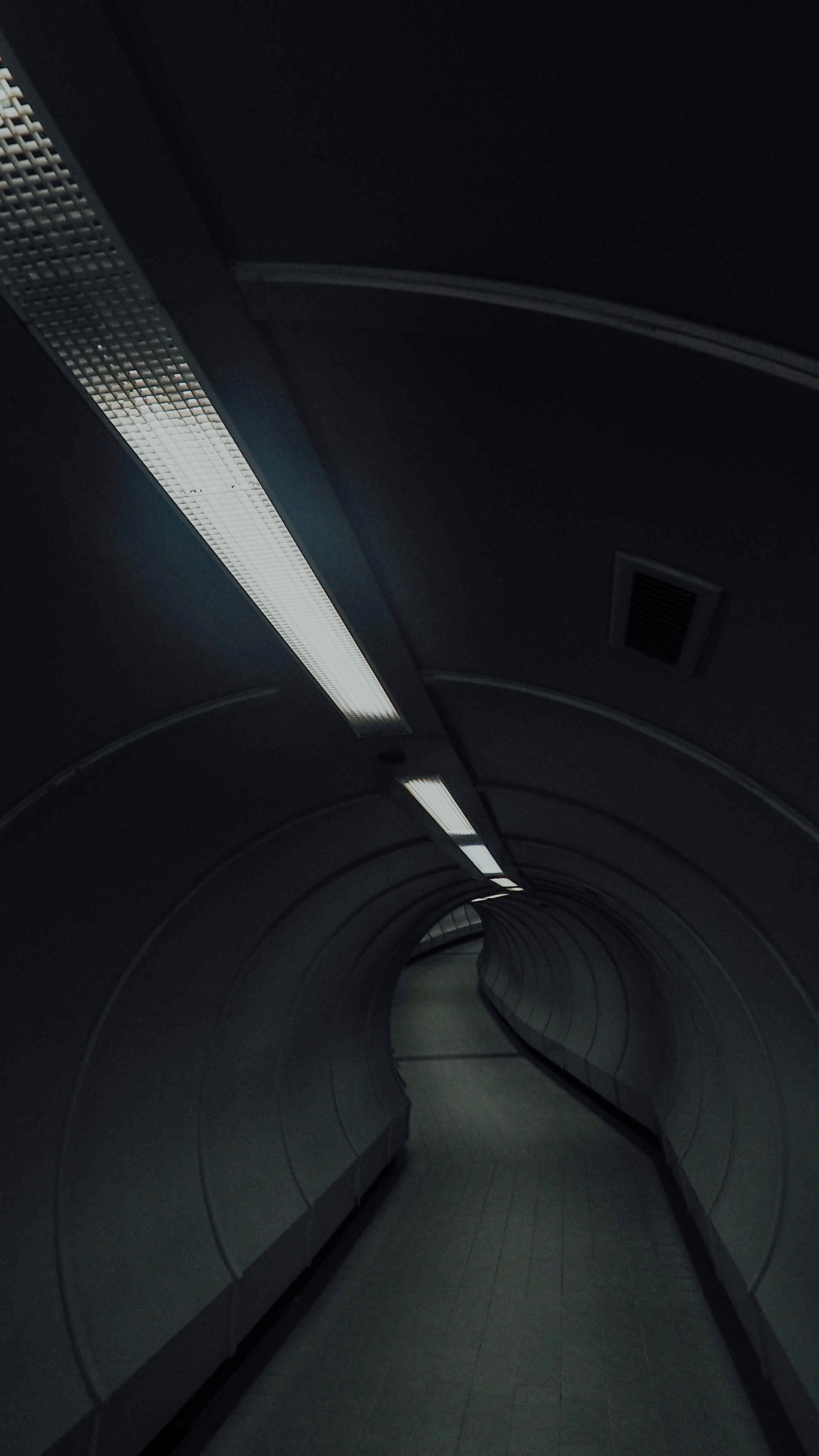 Обои свет, туннель, освещение, черный, темнота в разрешении 1440x2560