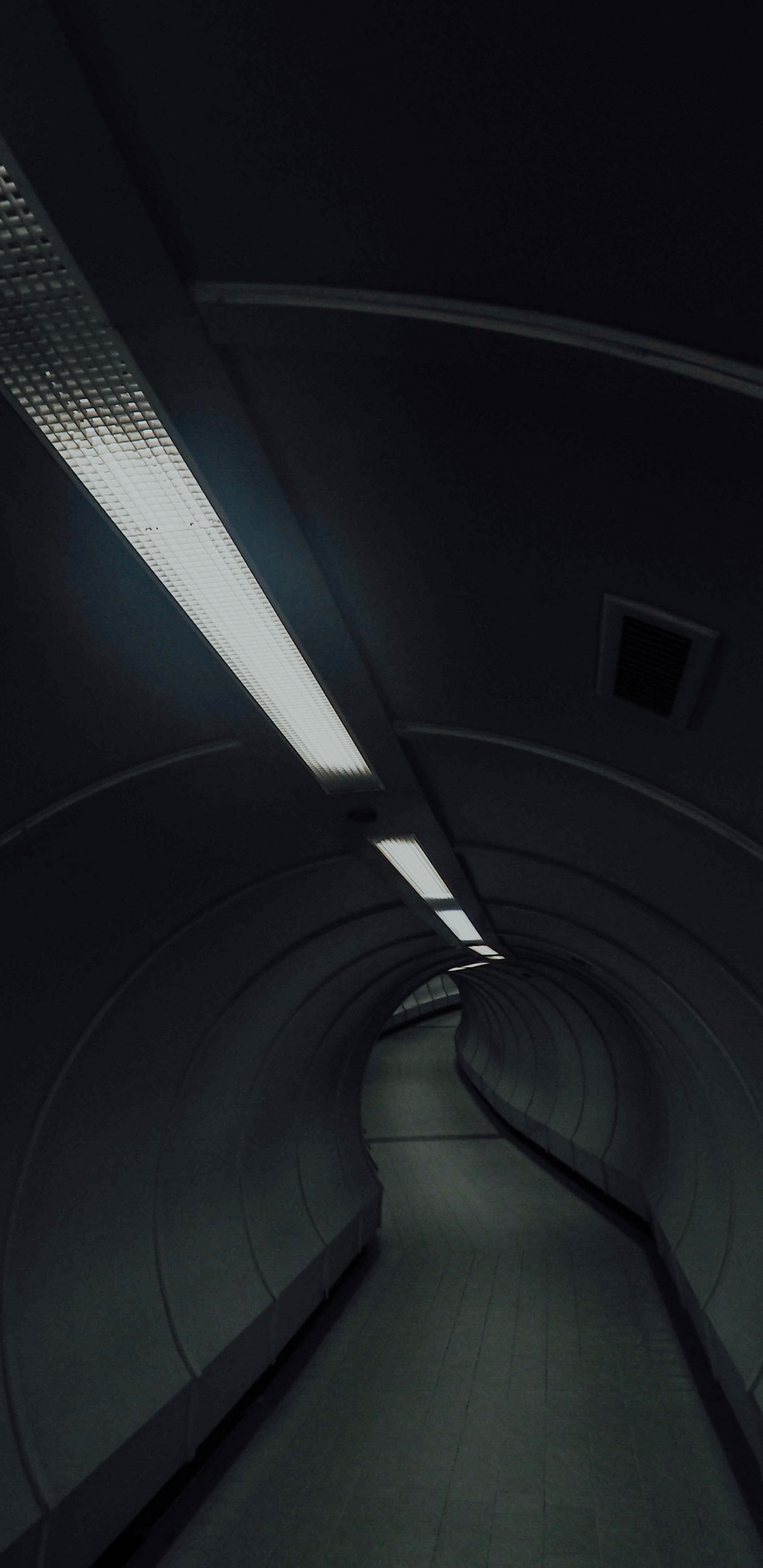 Обои свет, туннель, освещение, черный, темнота в разрешении 1440x2960