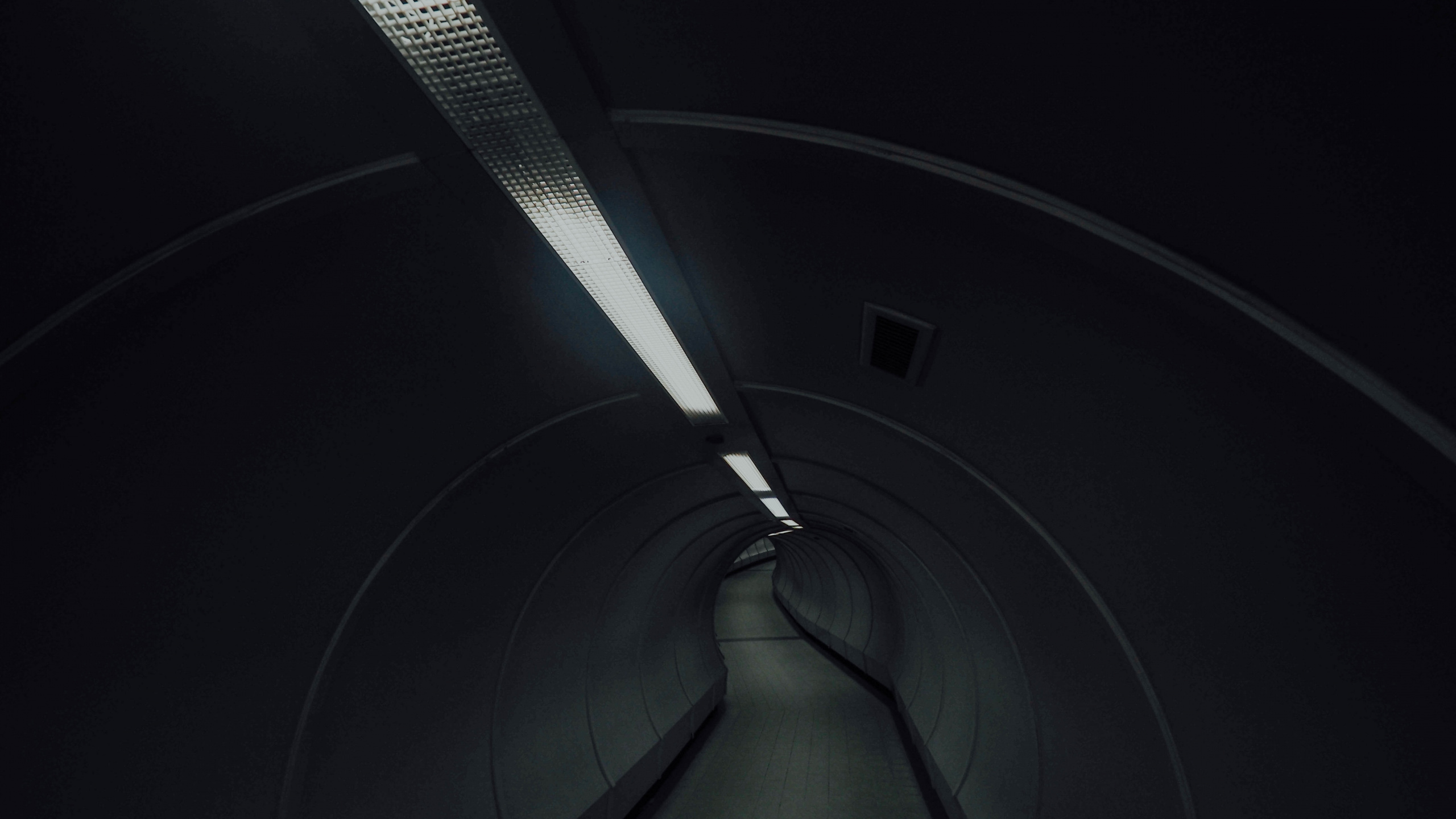 Обои свет, туннель, освещение, черный, темнота в разрешении 2560x1440