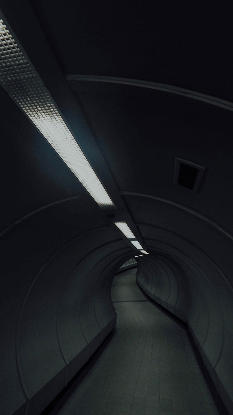 Обои свет, туннель, освещение, черный, темнота в разрешении 750x1334