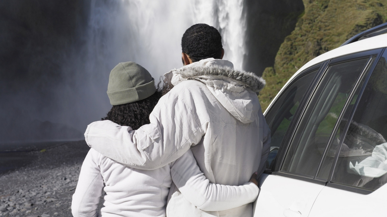 Обои крепкое объятие, пара, чувства, автомобиль, общение в разрешении 1280x720