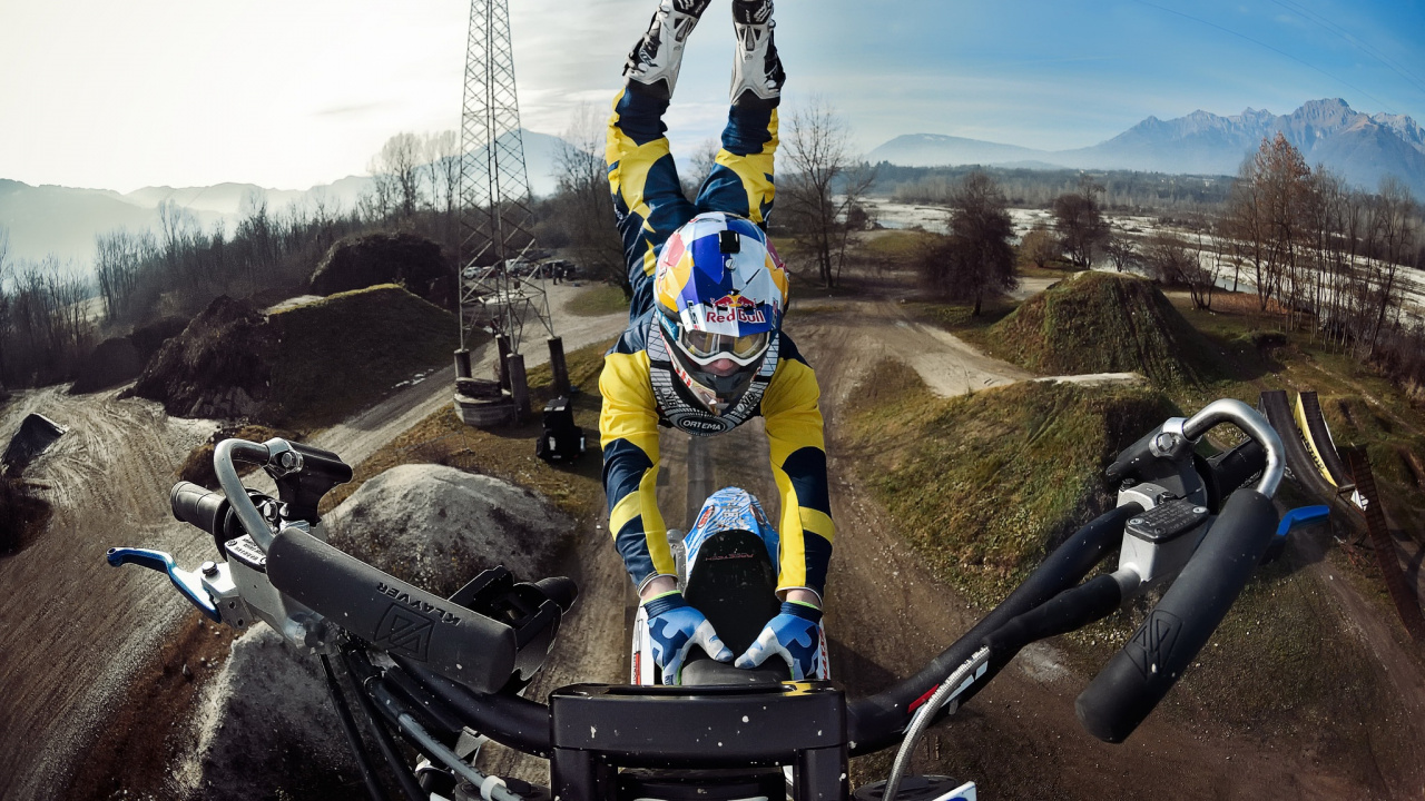 Обои Фристайл мотокросс, экстремальный вид спорта, шлем, головной убор, гора в разрешении 1280x720