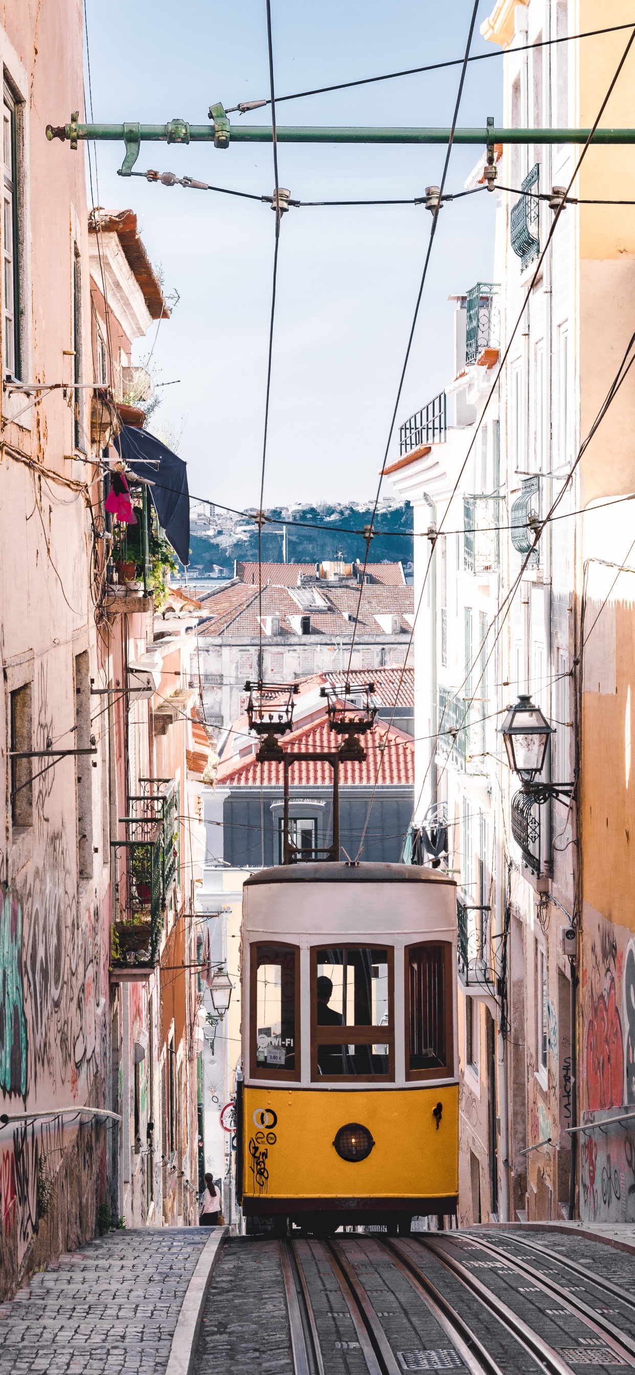 Обои тележка, транспорт, трамвай, городок, желтый в разрешении 1242x2688