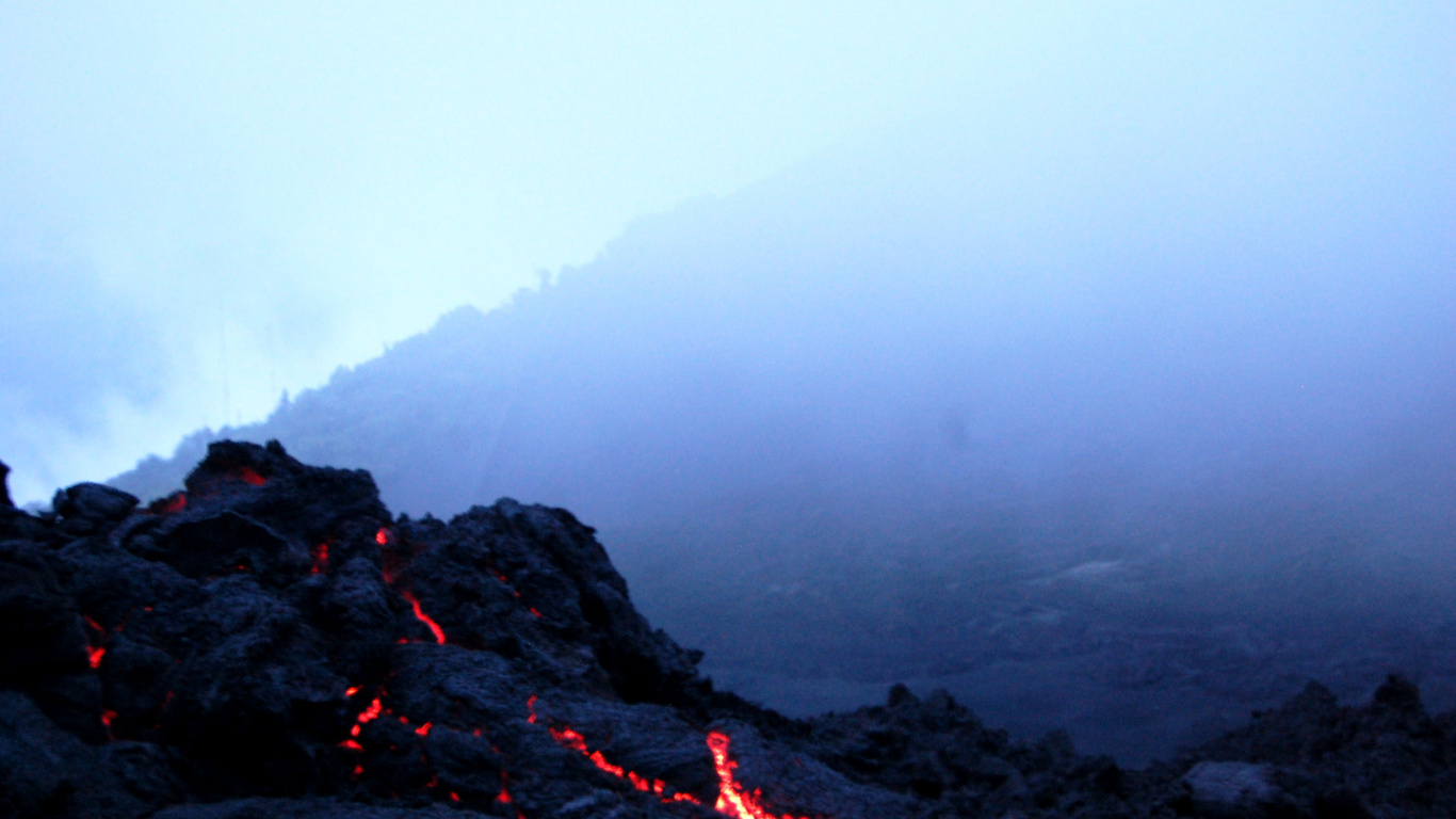 Обои пакае, вулкан, лава, пейзажи гор, горный хребет в разрешении 1366x768