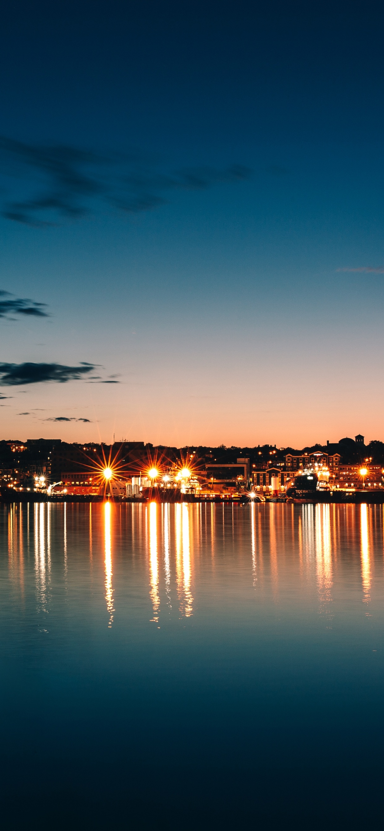 Обои горизонт, город, отражение, вода, городской пейзаж в разрешении 1242x2688