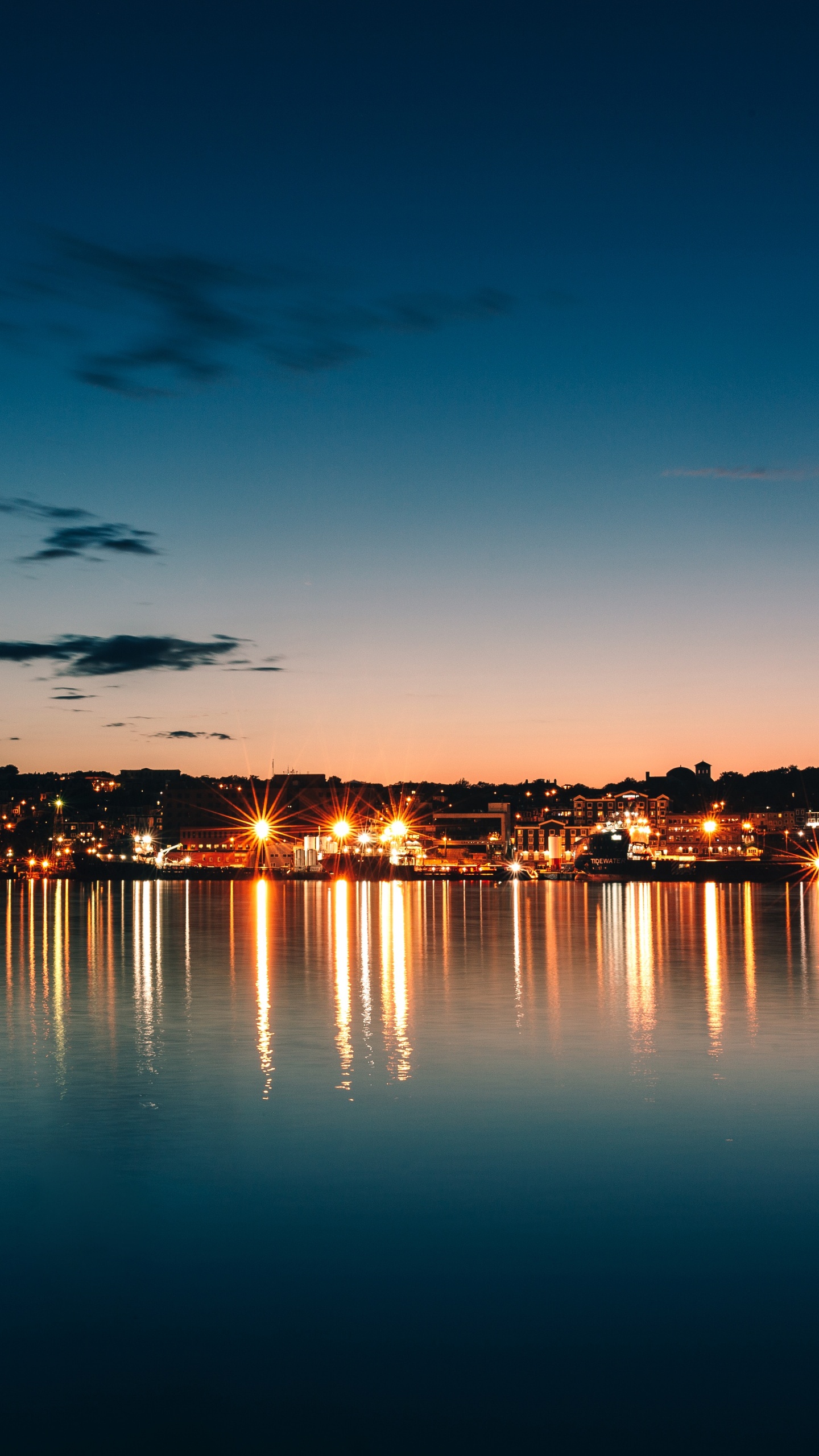 Обои горизонт, город, отражение, вода, городской пейзаж в разрешении 1440x2560