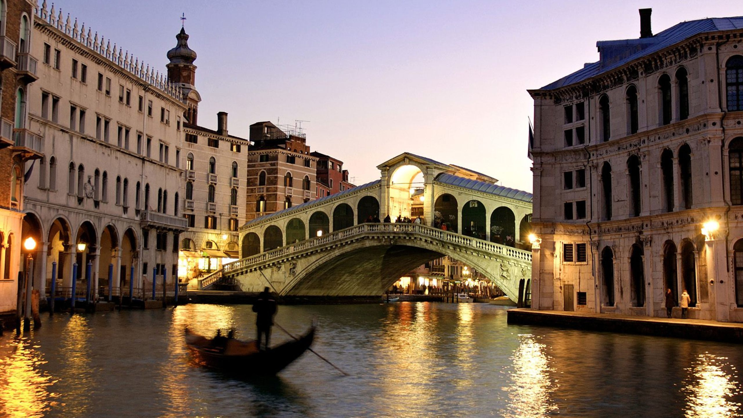 Обои мост Риальто, Гранд-канал, Риальто, мост, водный путь в разрешении 2560x1440