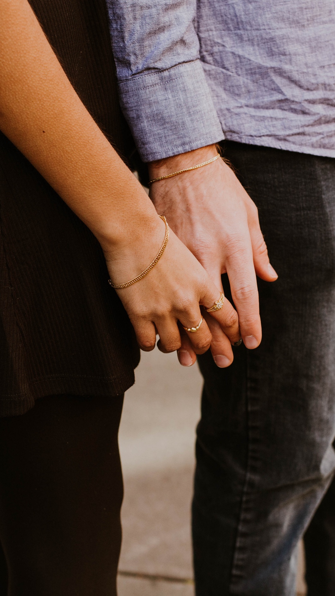 Обои привязанность, джинсы, взаимодействие, стояние, жест в разрешении 1080x1920