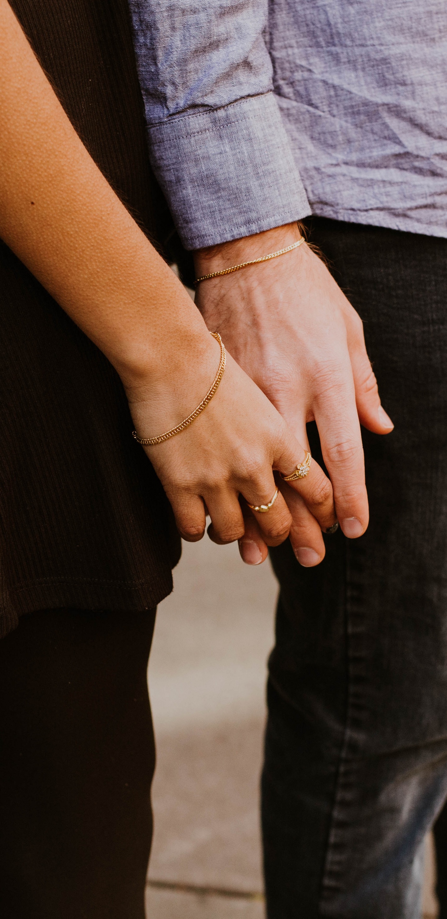 Обои привязанность, джинсы, взаимодействие, стояние, жест в разрешении 1440x2960