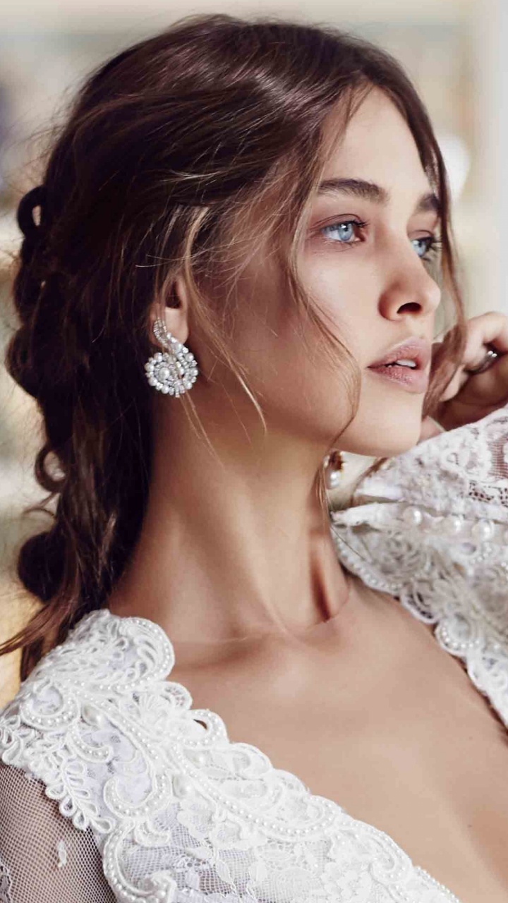 Обои платье, волосы, кожа, плечо, прическа в разрешении 720x1280