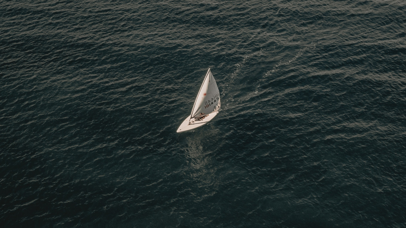 Обои спокойный, с высоты птичьего полета, волна, водоем, горизонт в разрешении 1366x768