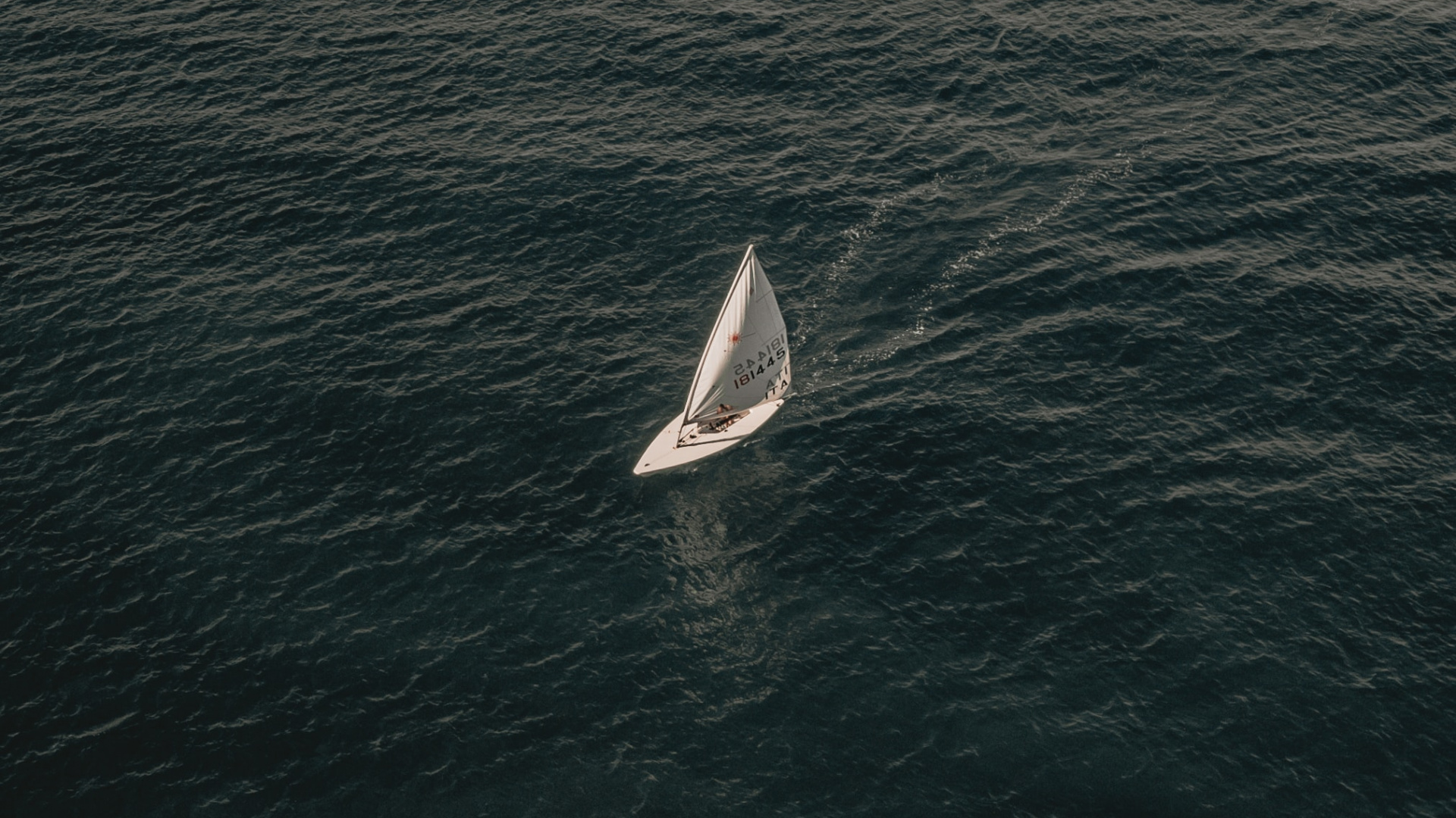 Обои спокойный, с высоты птичьего полета, волна, водоем, горизонт в разрешении 1920x1080