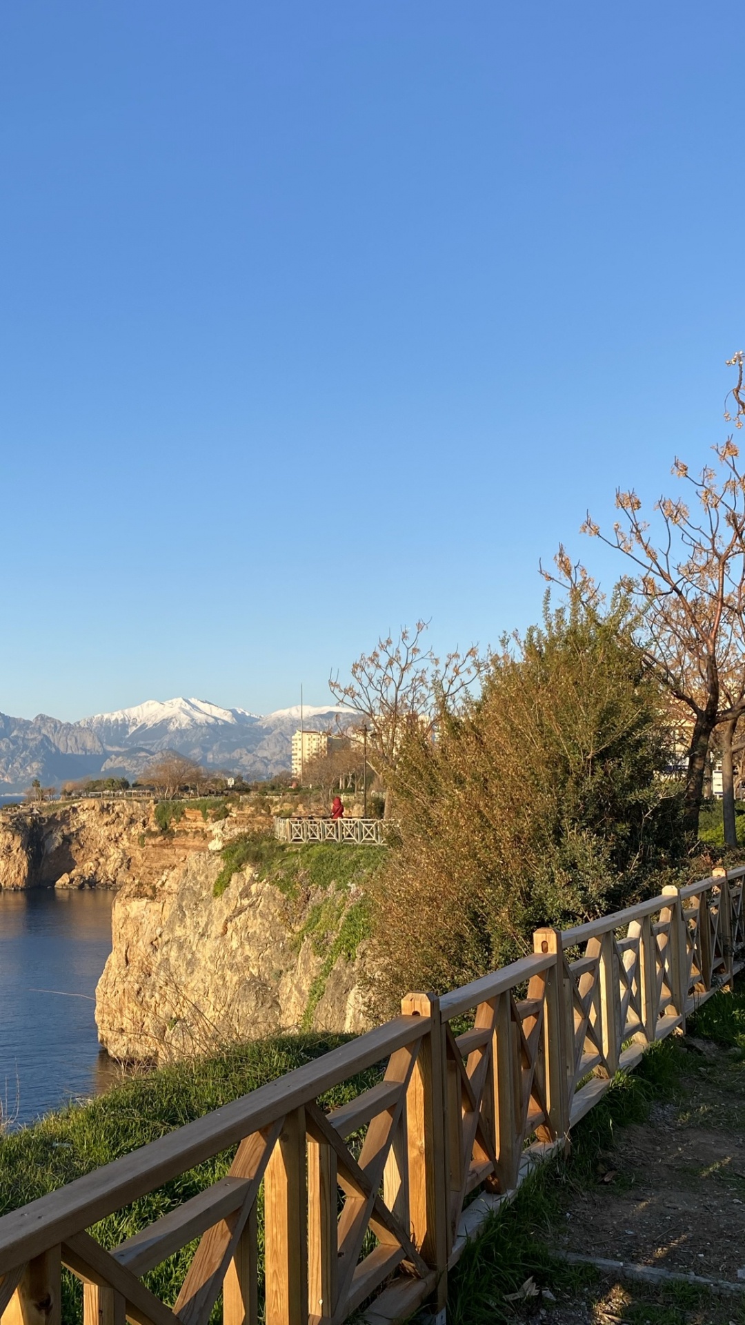 Обои пейзажи гор, недвижимость, вода, растение, природный ландшафт в разрешении 1080x1920