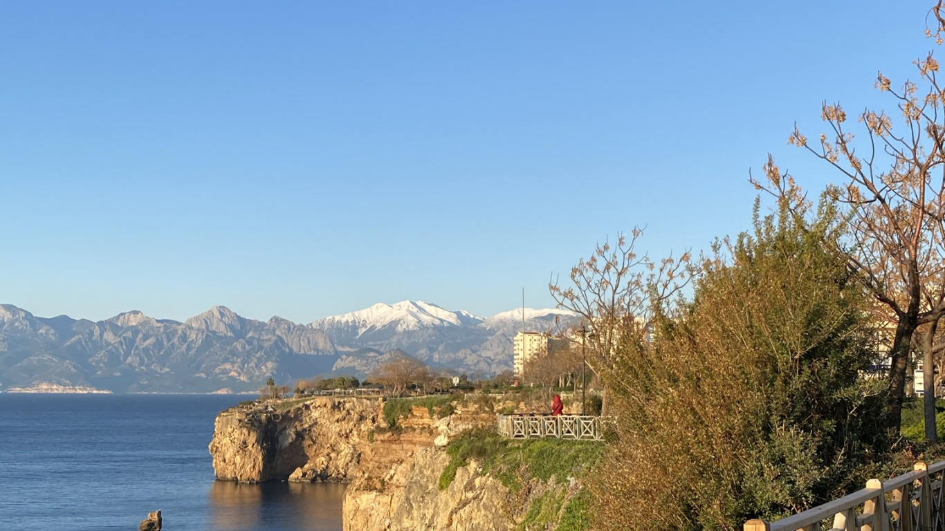 Обои пейзажи гор, недвижимость, вода, растение, природный ландшафт в разрешении 1366x768