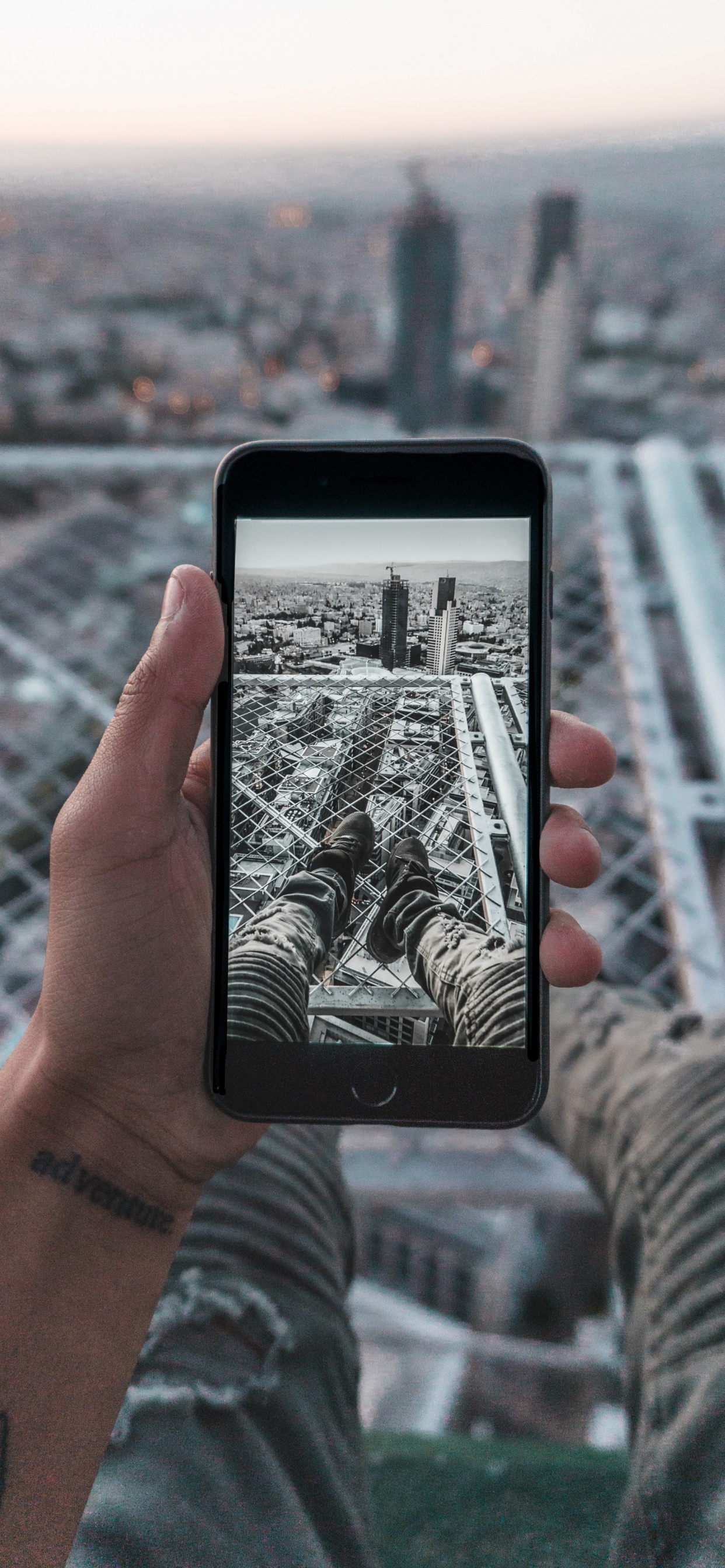 Обои технологии, гаджет, электронное устройство, палец, селфи в разрешении 1242x2688