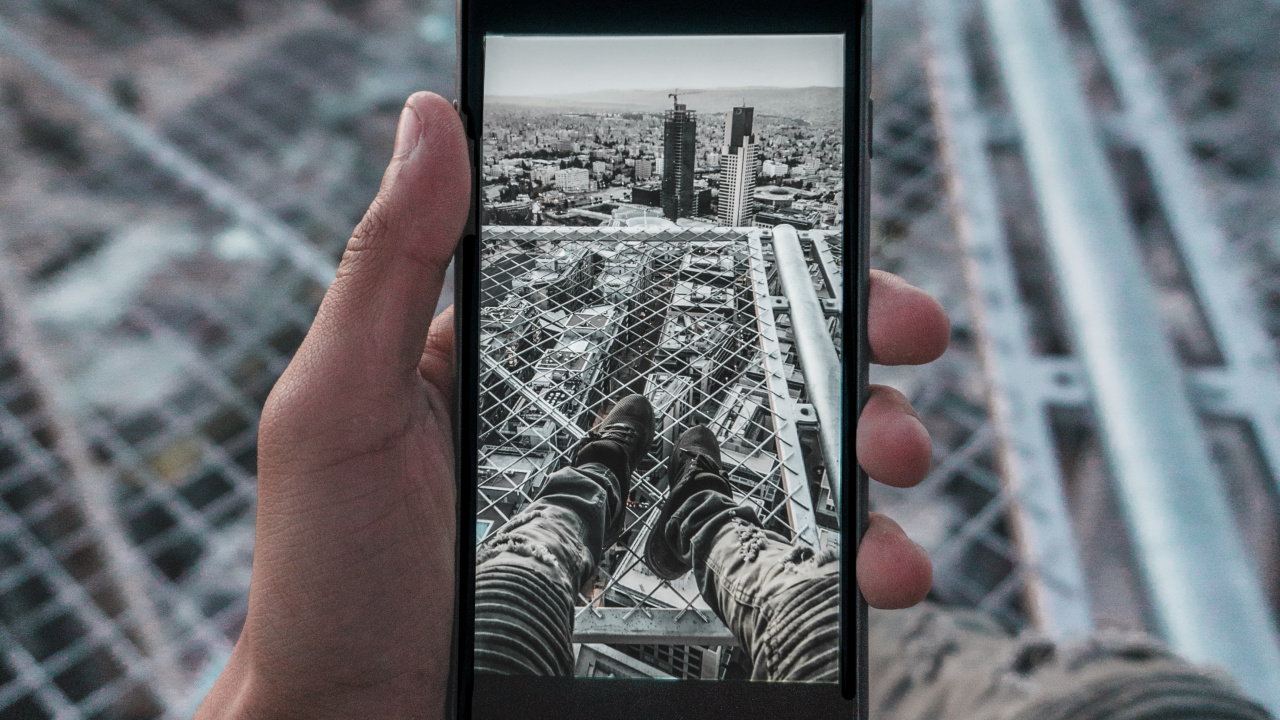 Обои технологии, гаджет, электронное устройство, палец, селфи в разрешении 1280x720