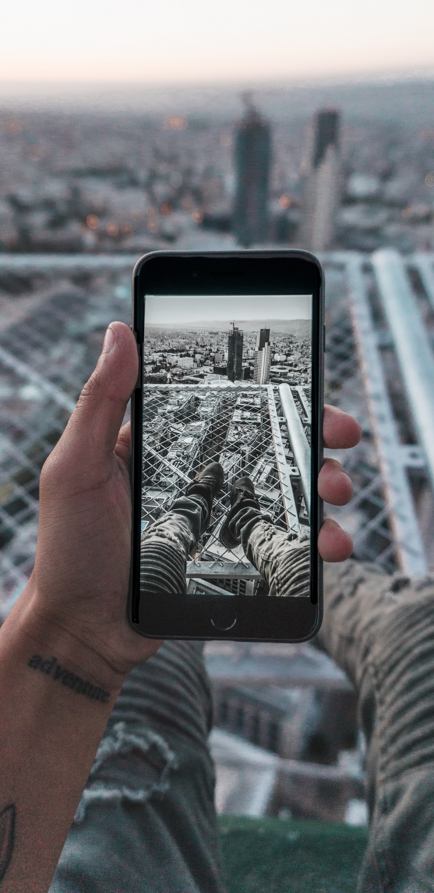 Обои технологии, гаджет, электронное устройство, палец, селфи в разрешении 1440x2960