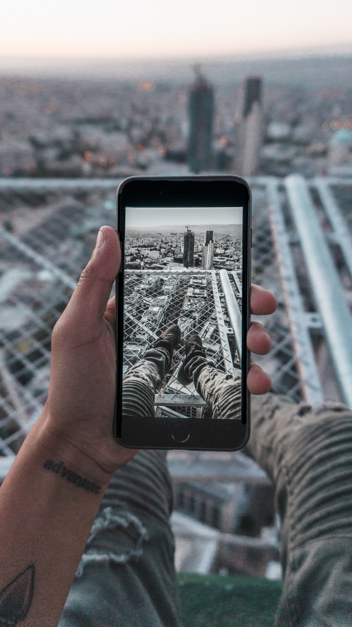 Обои технологии, гаджет, электронное устройство, палец, селфи в разрешении 720x1280