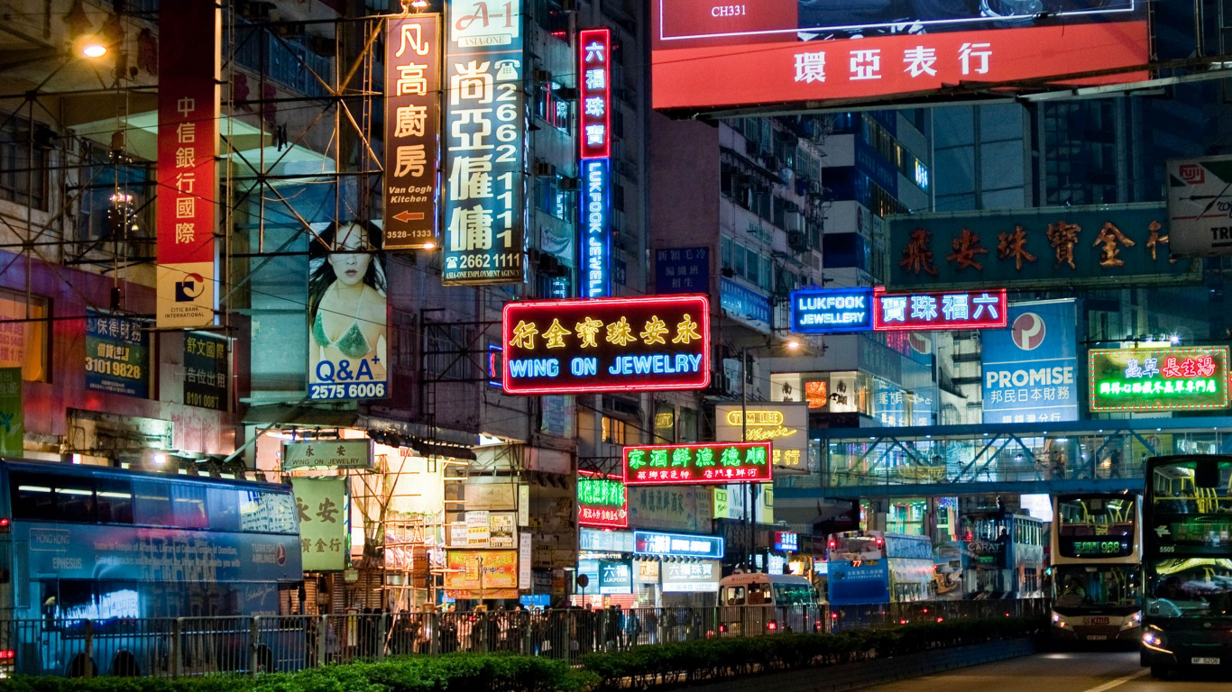 Обои метрополия, ночь, город, электронные табло, городок в разрешении 1366x768