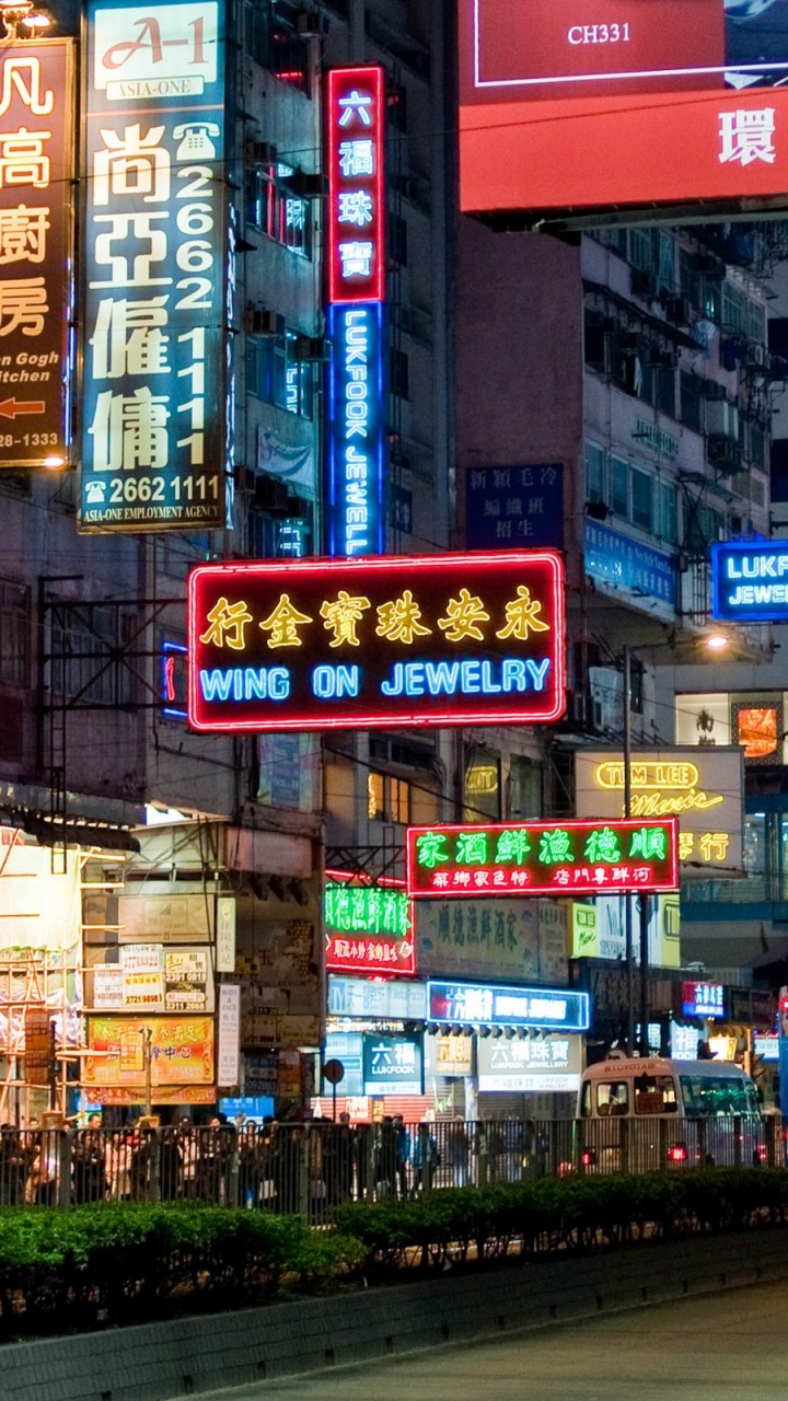 Обои метрополия, ночь, город, электронные табло, городок в разрешении 720x1280