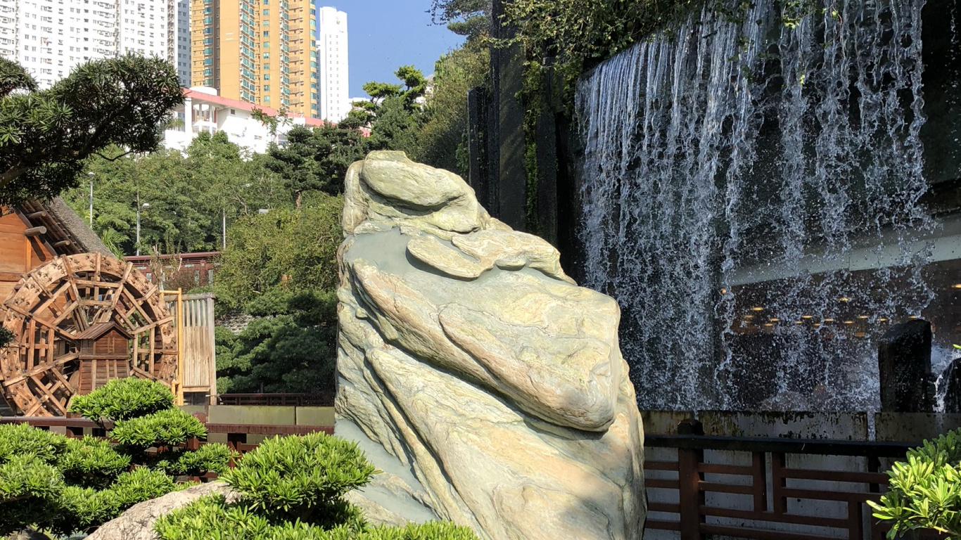 Обои дерево, статуя, археологический памятник, резьба по камню, растение в разрешении 1366x768