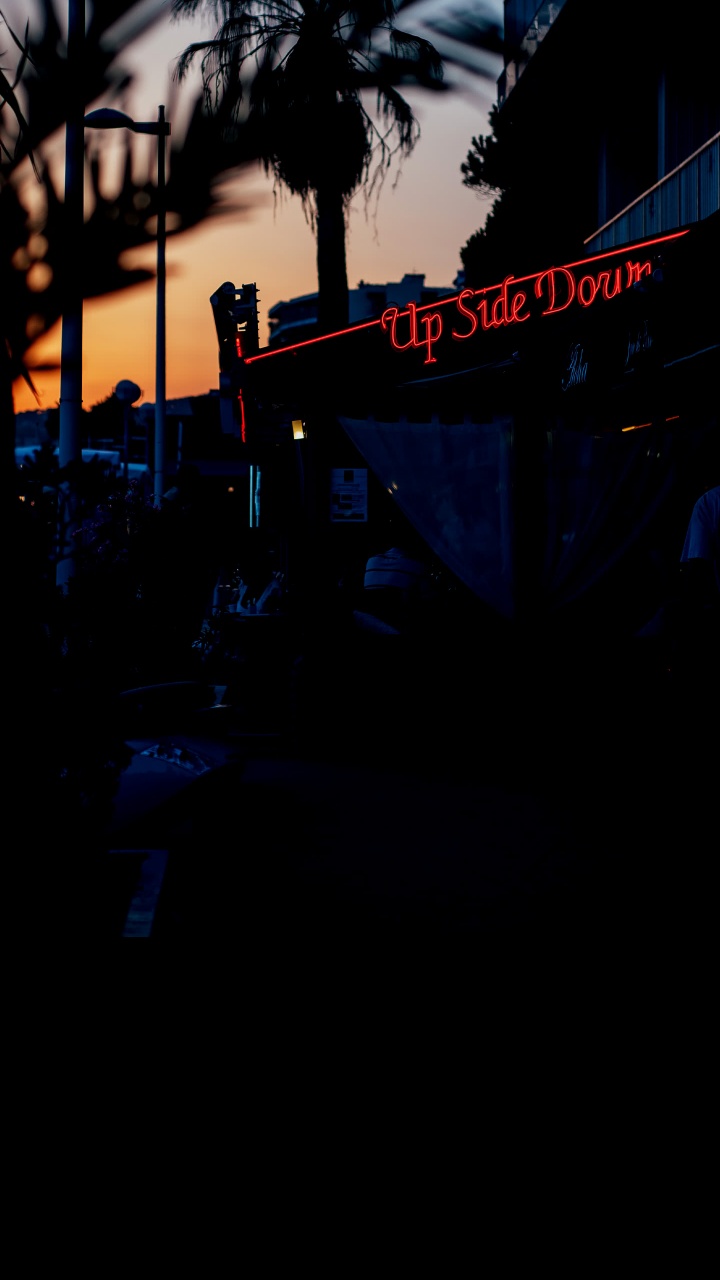 Обои облако, здание, дорожное покрытие, растение, асфальт в разрешении 720x1280