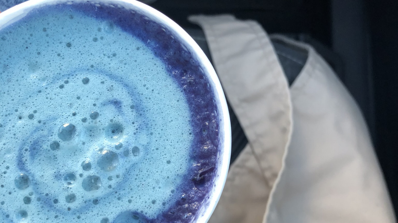 Обои напиток, чашка, Черника, кофе, безалкогольный напиток в разрешении 1280x720