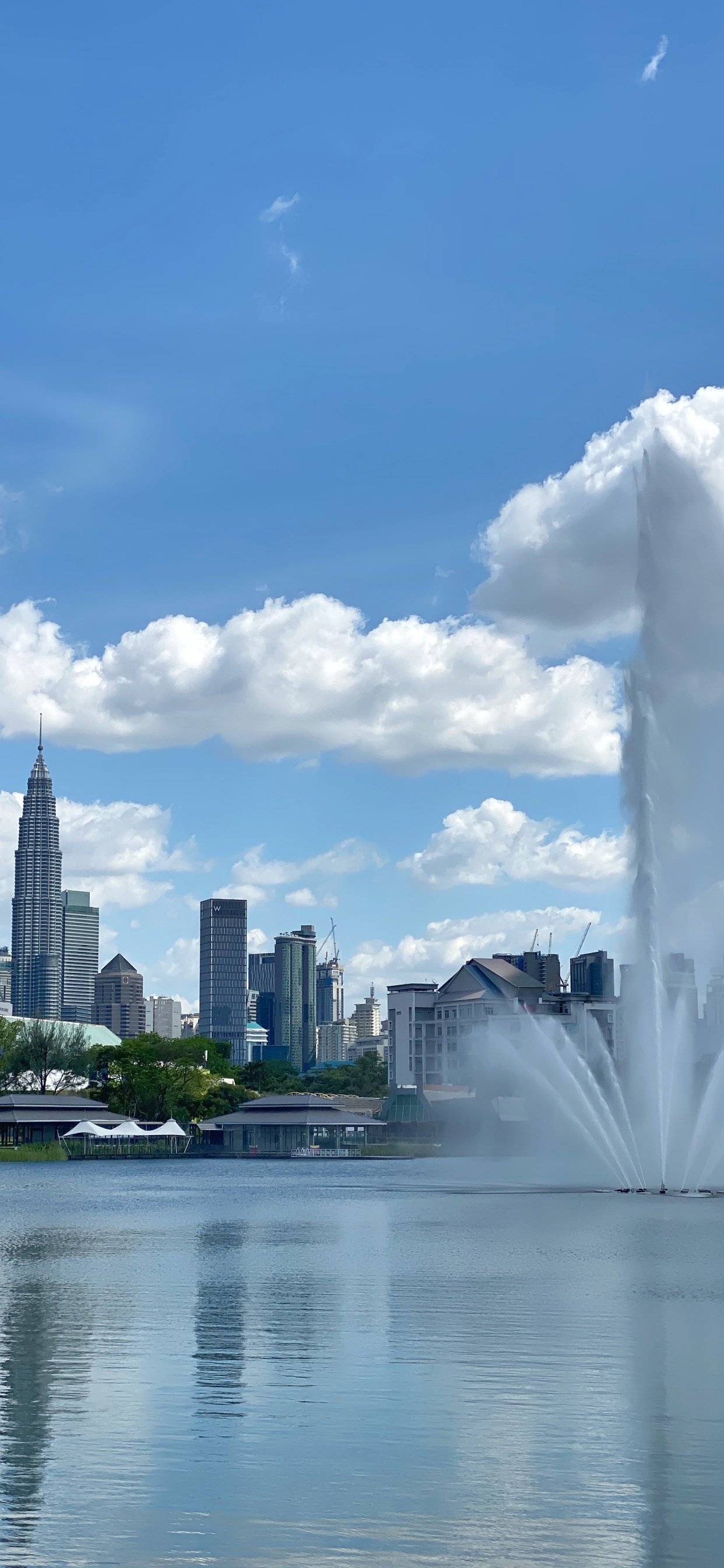 Обои башни петронас, Куала Лумпур, Малайзия, линия горизонта, гидроресурсы в разрешении 1242x2688