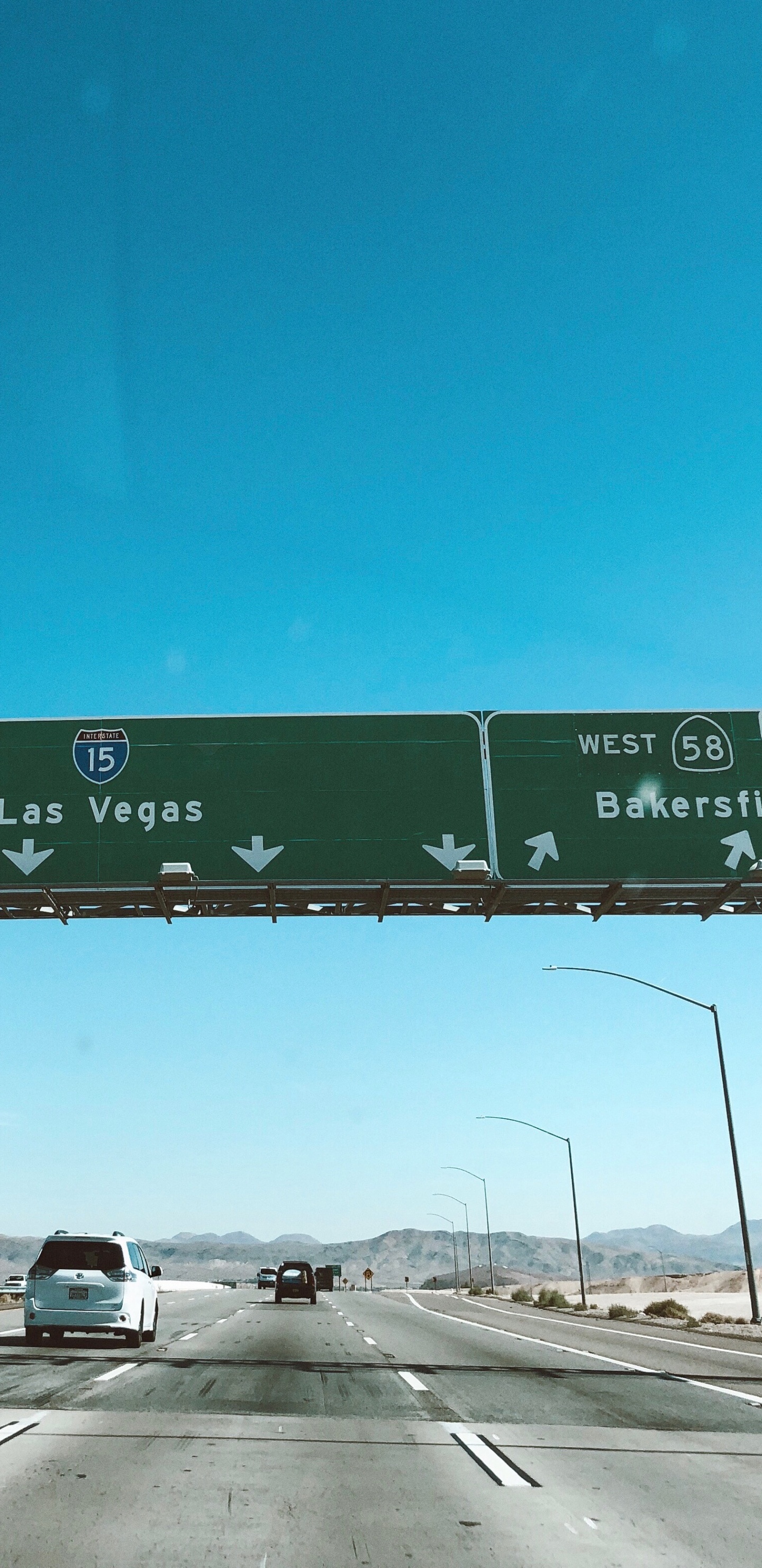 Обои Лас Вегас, переулок, дорожное путешествие, дорога, дорожное покрытие в разрешении 1440x2960