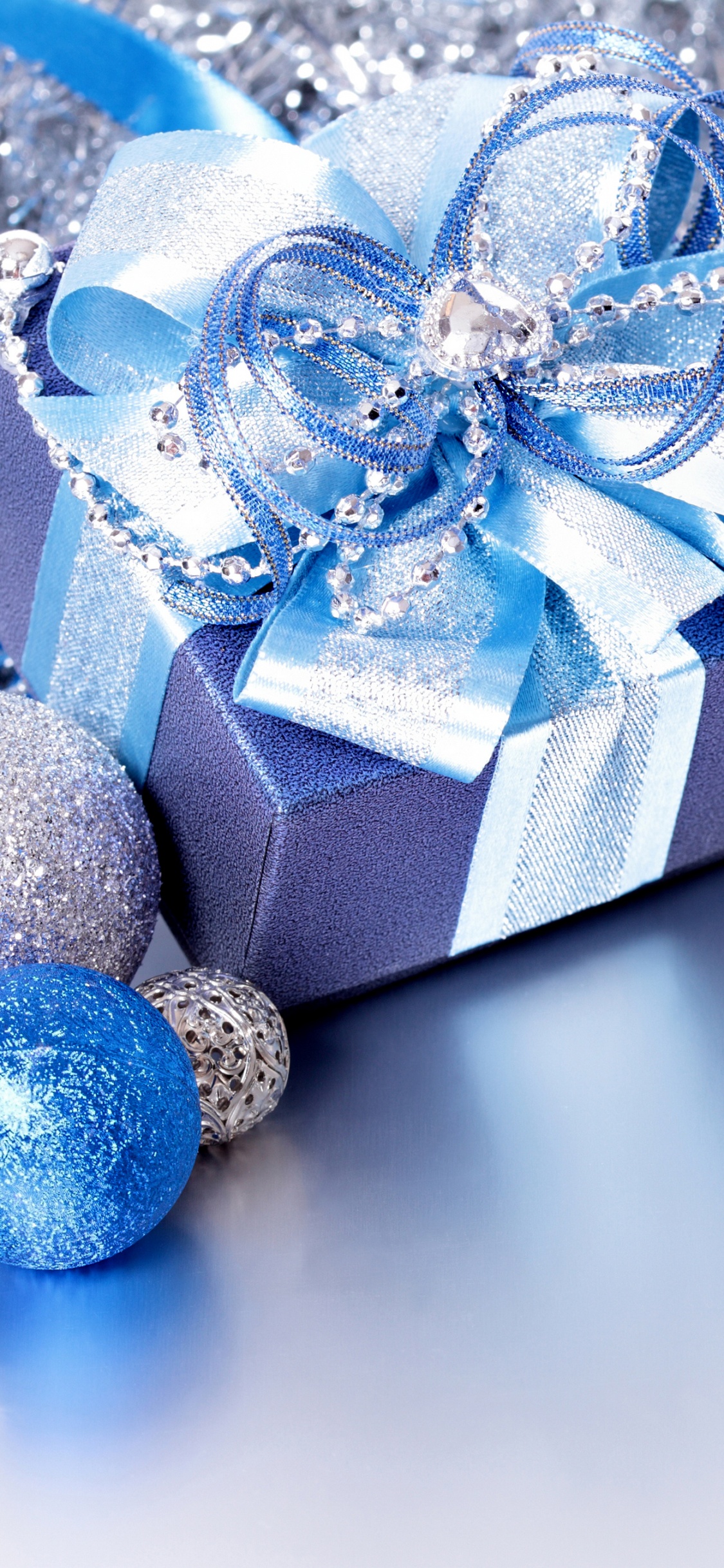 Обои Рождественский день, рождественский орнамент, Рождественские украшения, подарок, синий в разрешении 1125x2436