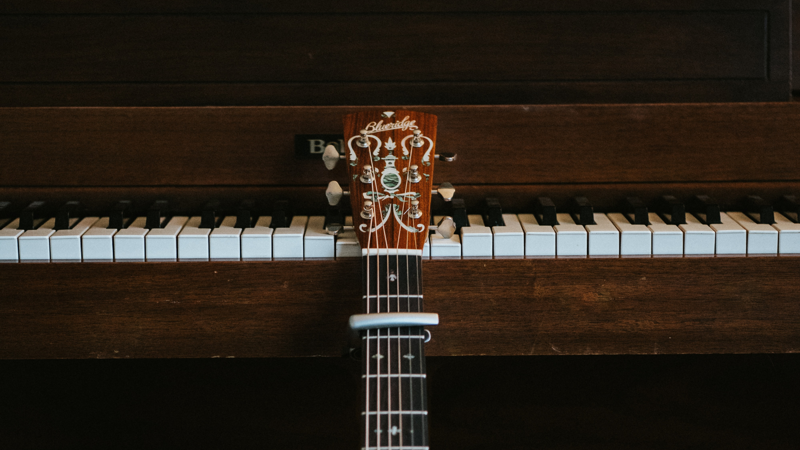 Обои гитара, акустическая гитара, фортепьяно, струнный инструмент, музыкальный инструмент в разрешении 2560x1440